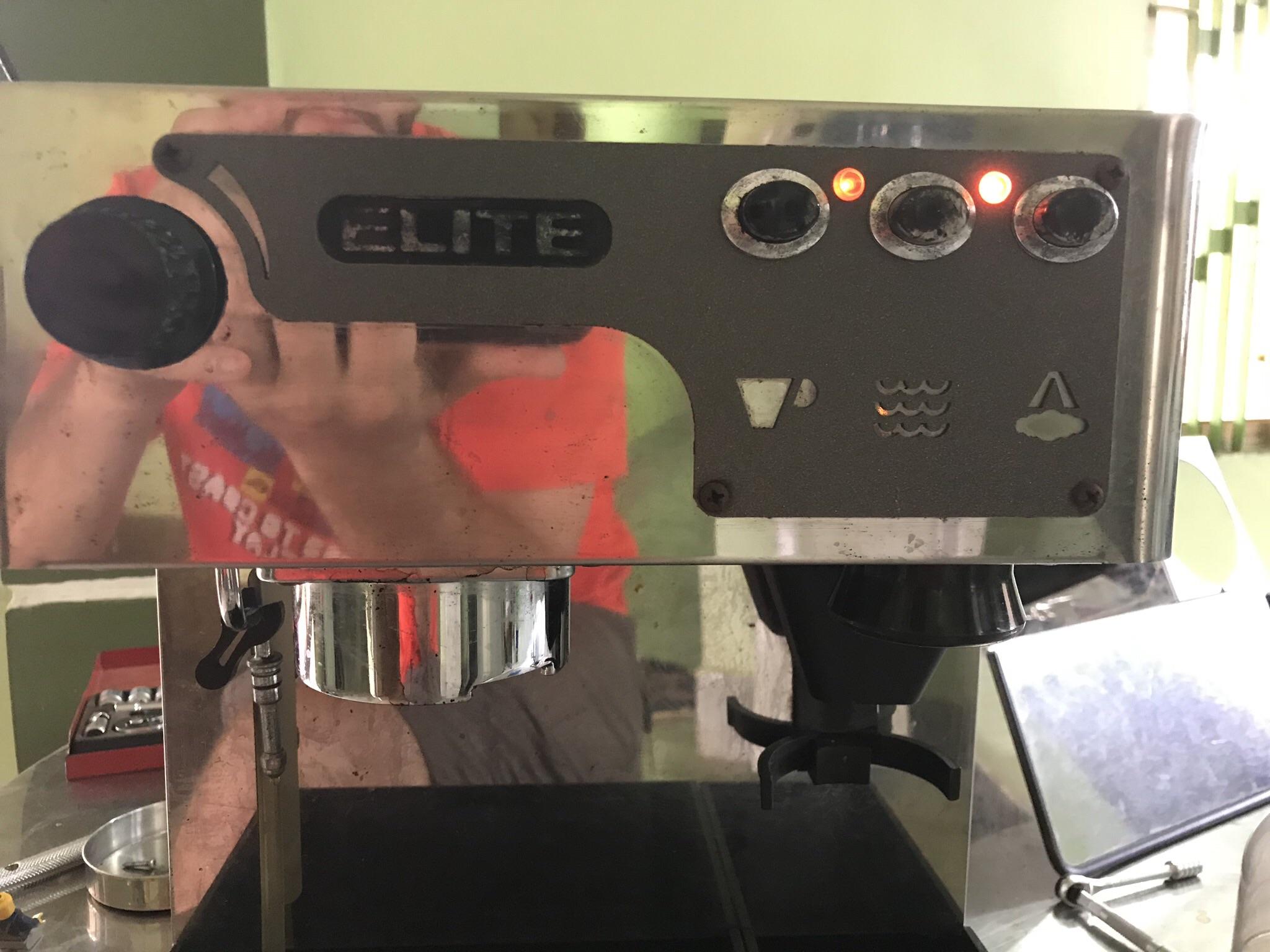 Help me understand my newtome espresso machine’s buttons/lights? r