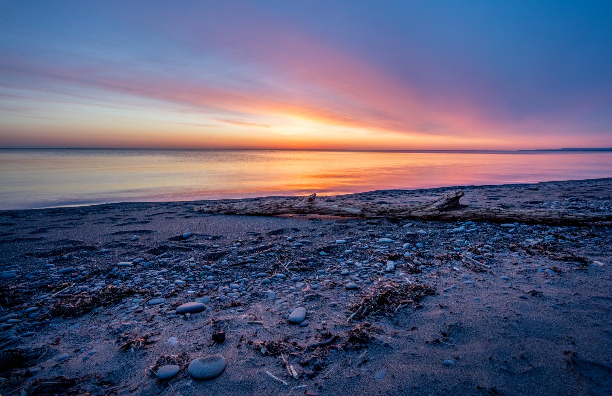 Sunrise on the shore of Lake Ontario, in Hamilton. (2048 × 1325) [OC