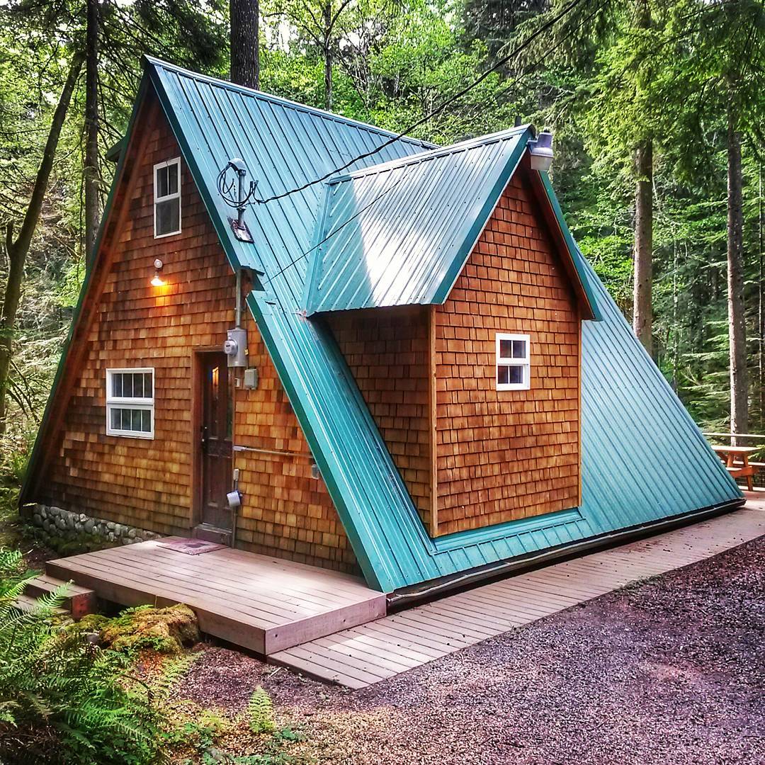Beautiful cabin nestled in the woods located of Baring, Washington r