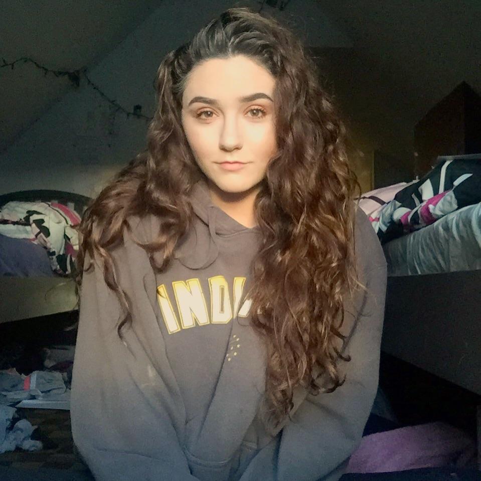 Finally loving and embracing my curly hair!! r/curlyhair