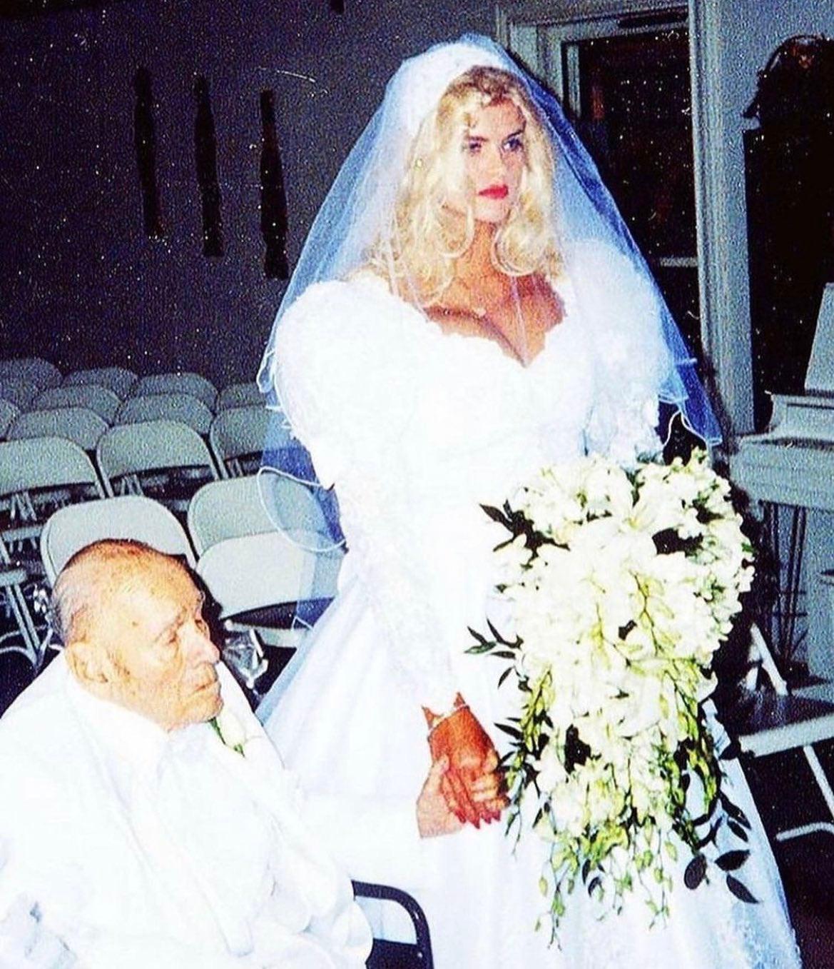 [Summary] 26-year-old Playboy model Anna Nicole Smith and 89-year-o