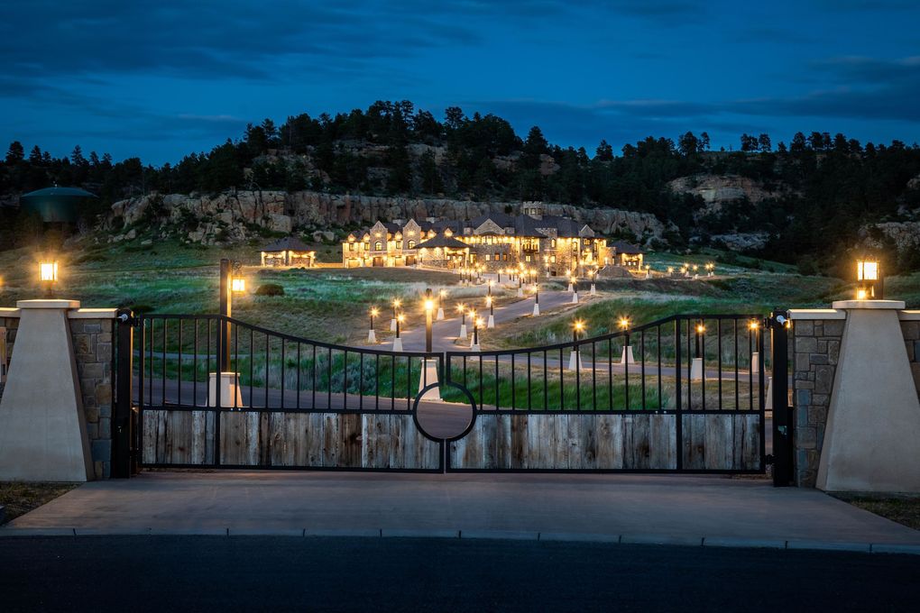 Vaporwave house zillowgonewild