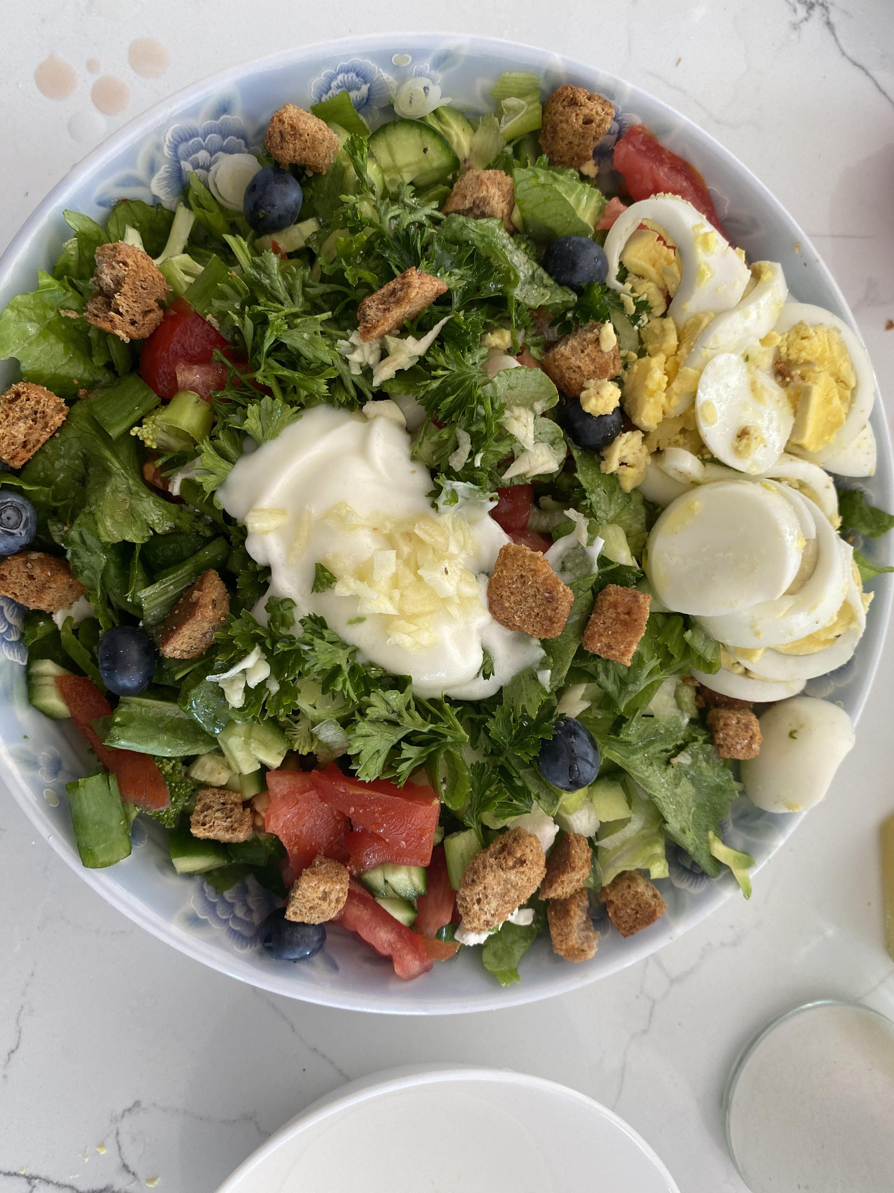 Low calorie salad prob 300 calories r/Volumeeating