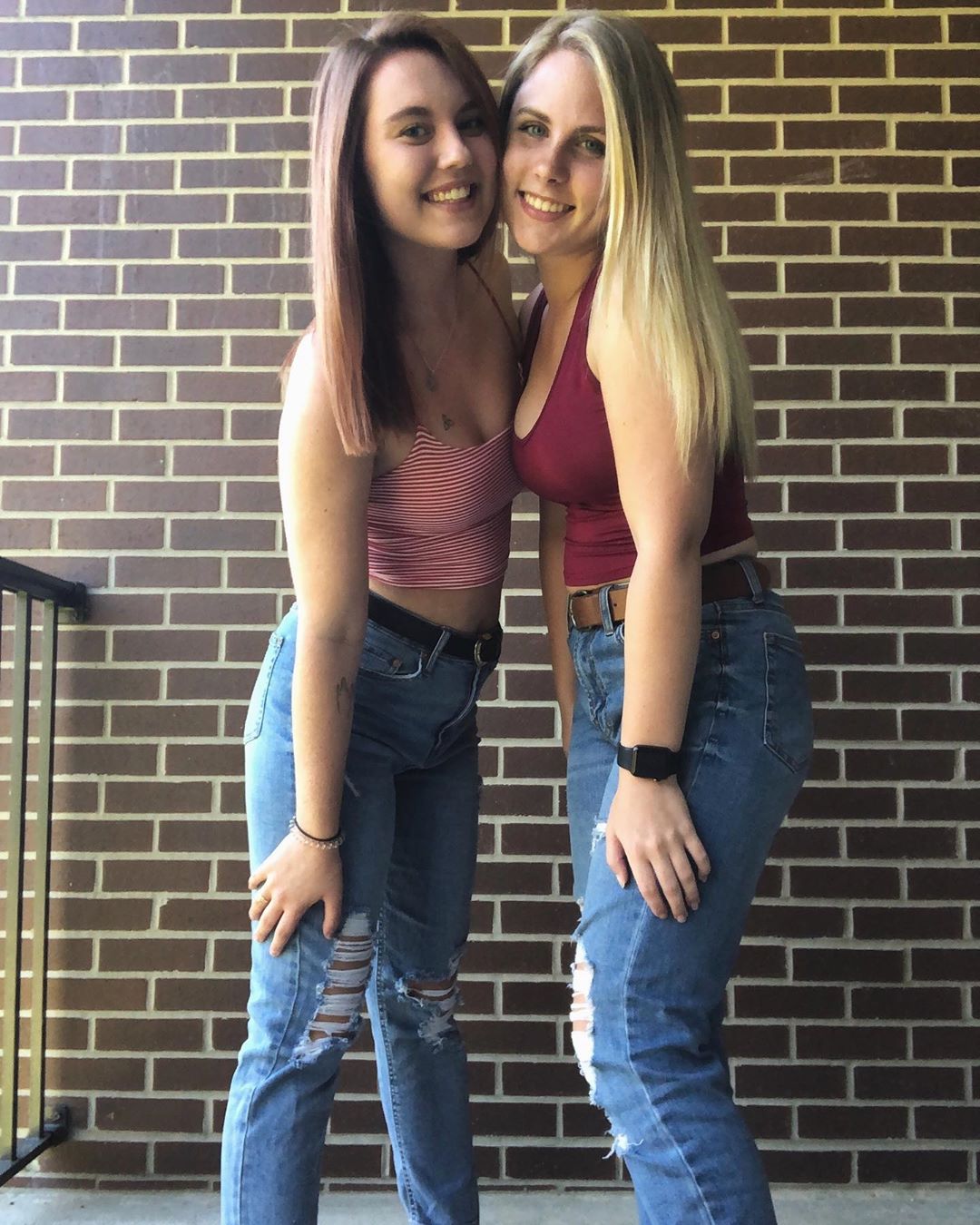 Ripped jeans and crop tops r/croptopgirls