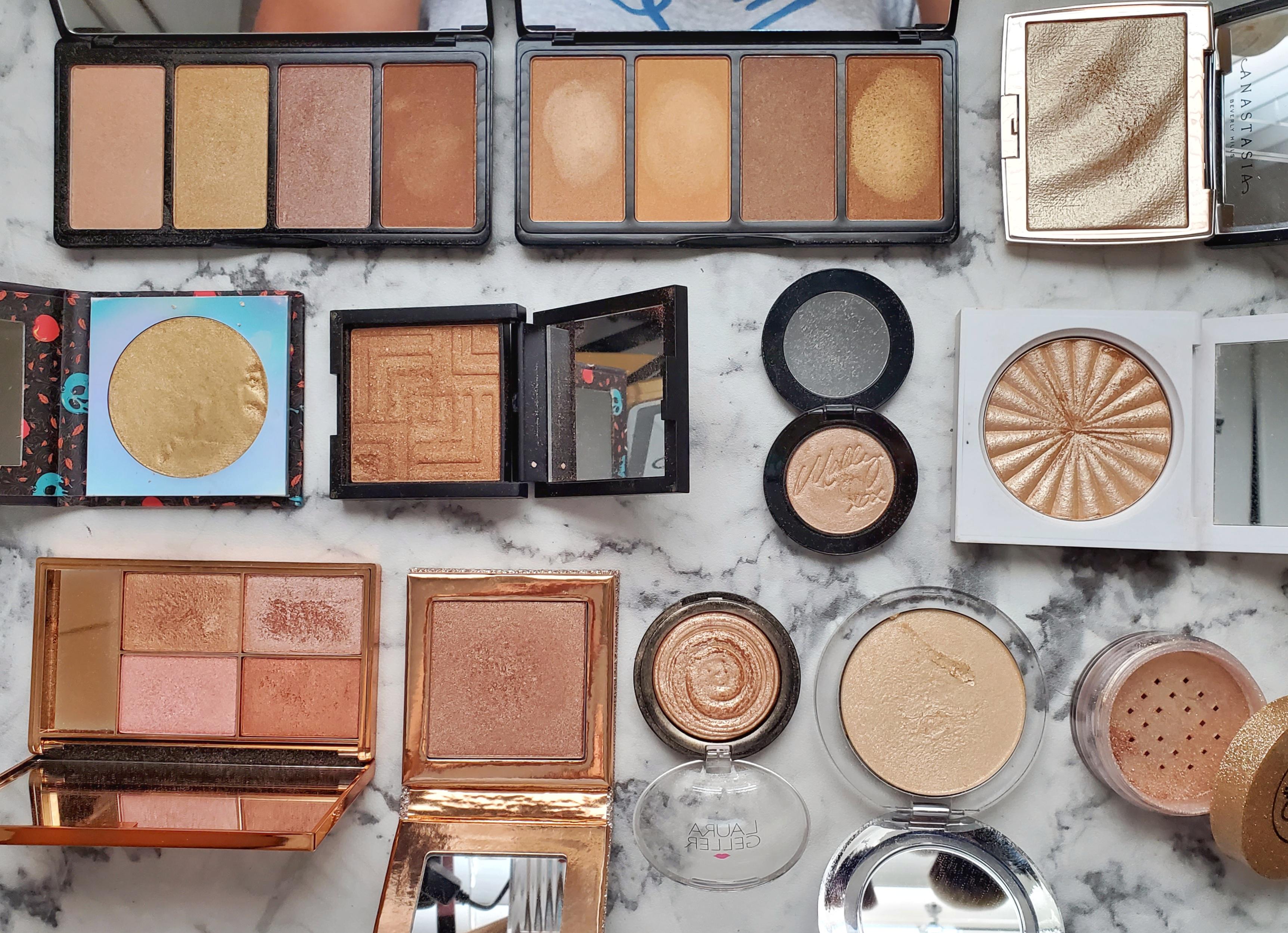 all of my golden highlighters 🌟 r/makeupflatlays