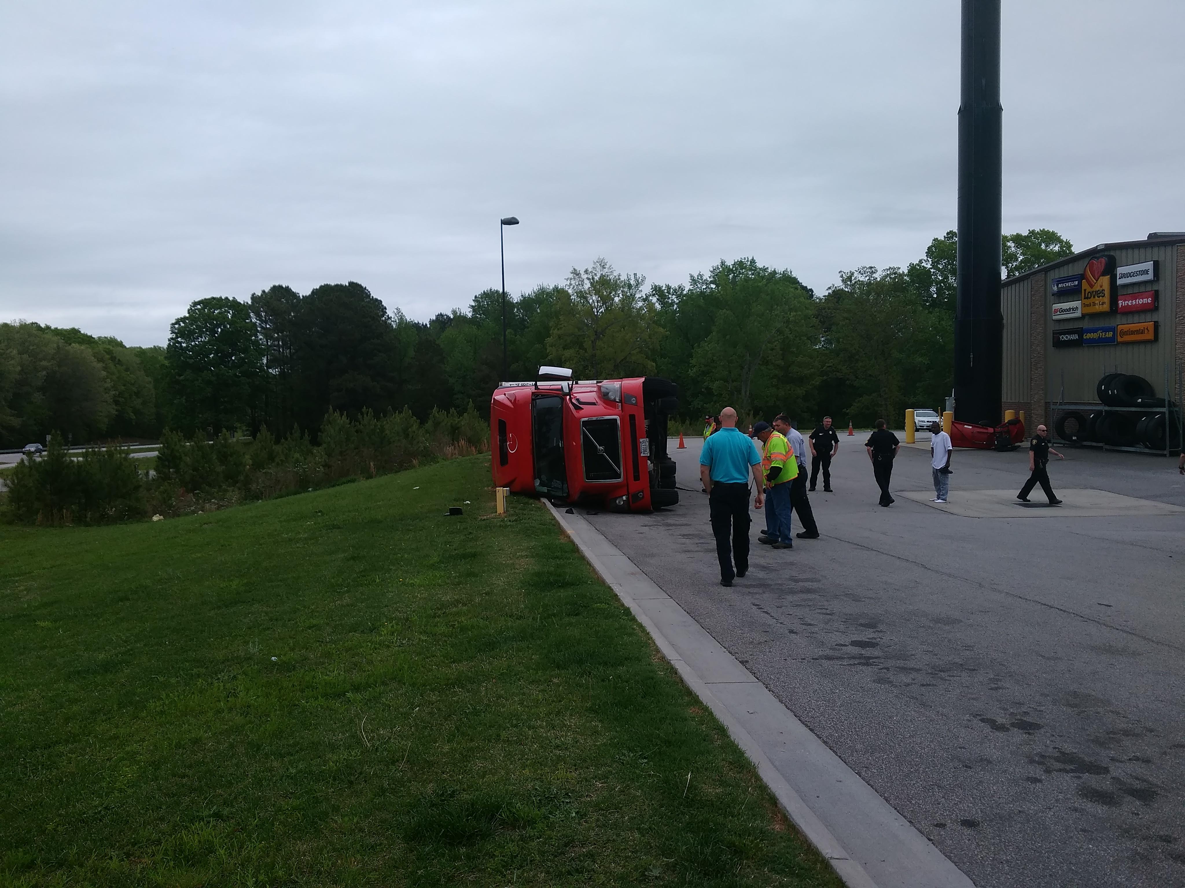 So THIS happened 15 mins ago at Loves La Crosse VA r/Truckers
