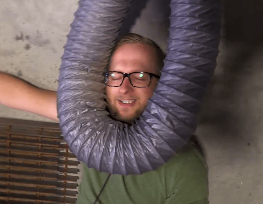 (1945 Colourised) Body of Benito Mussolini hanging from an Esso Gas station in Milan. r/LinusFaces