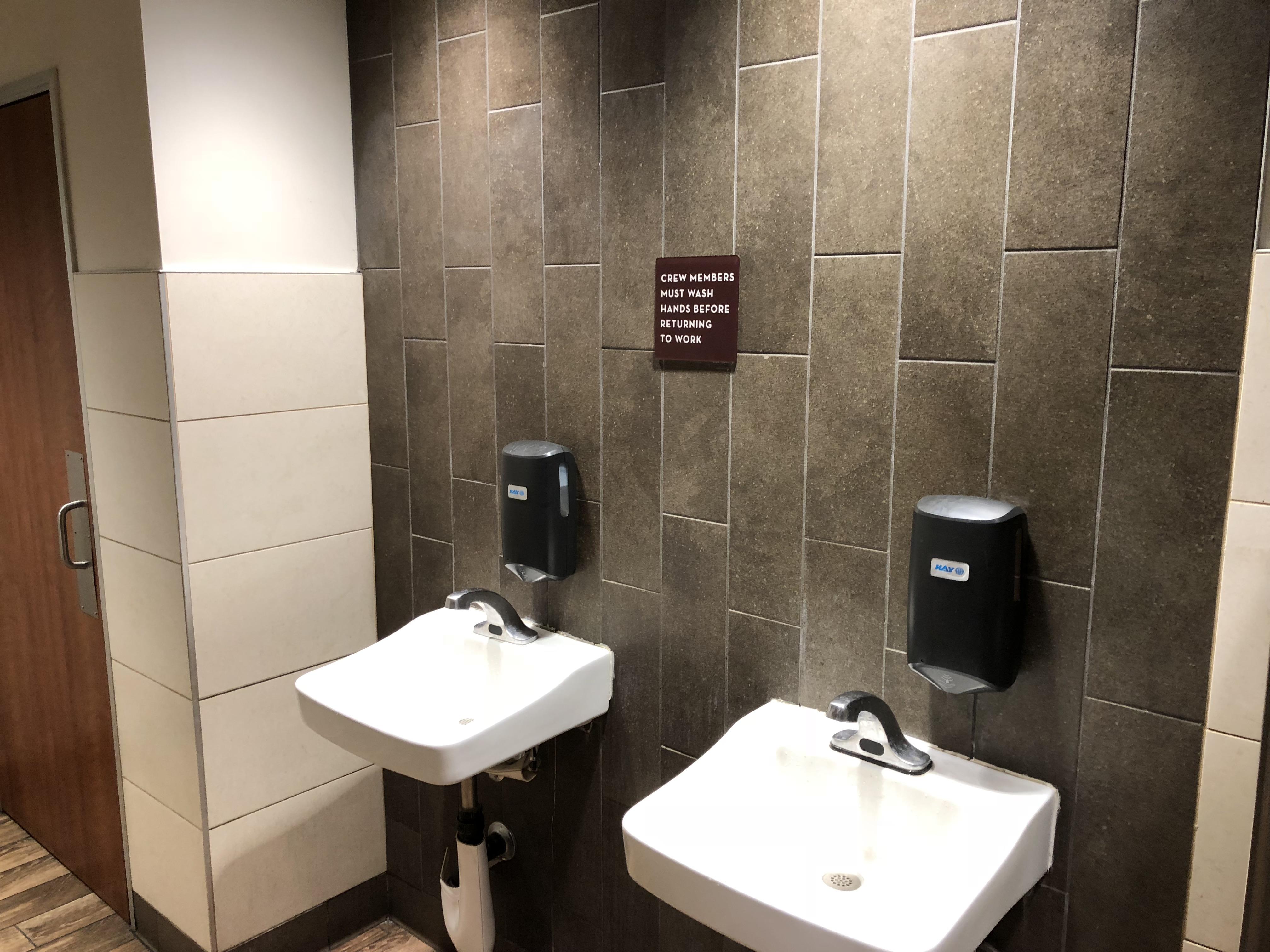 This bathroom has no mirror r/mildlyinteresting