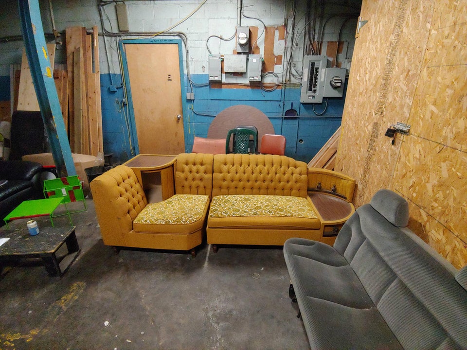 Who would throw away this perfectly good couch? r/pics
