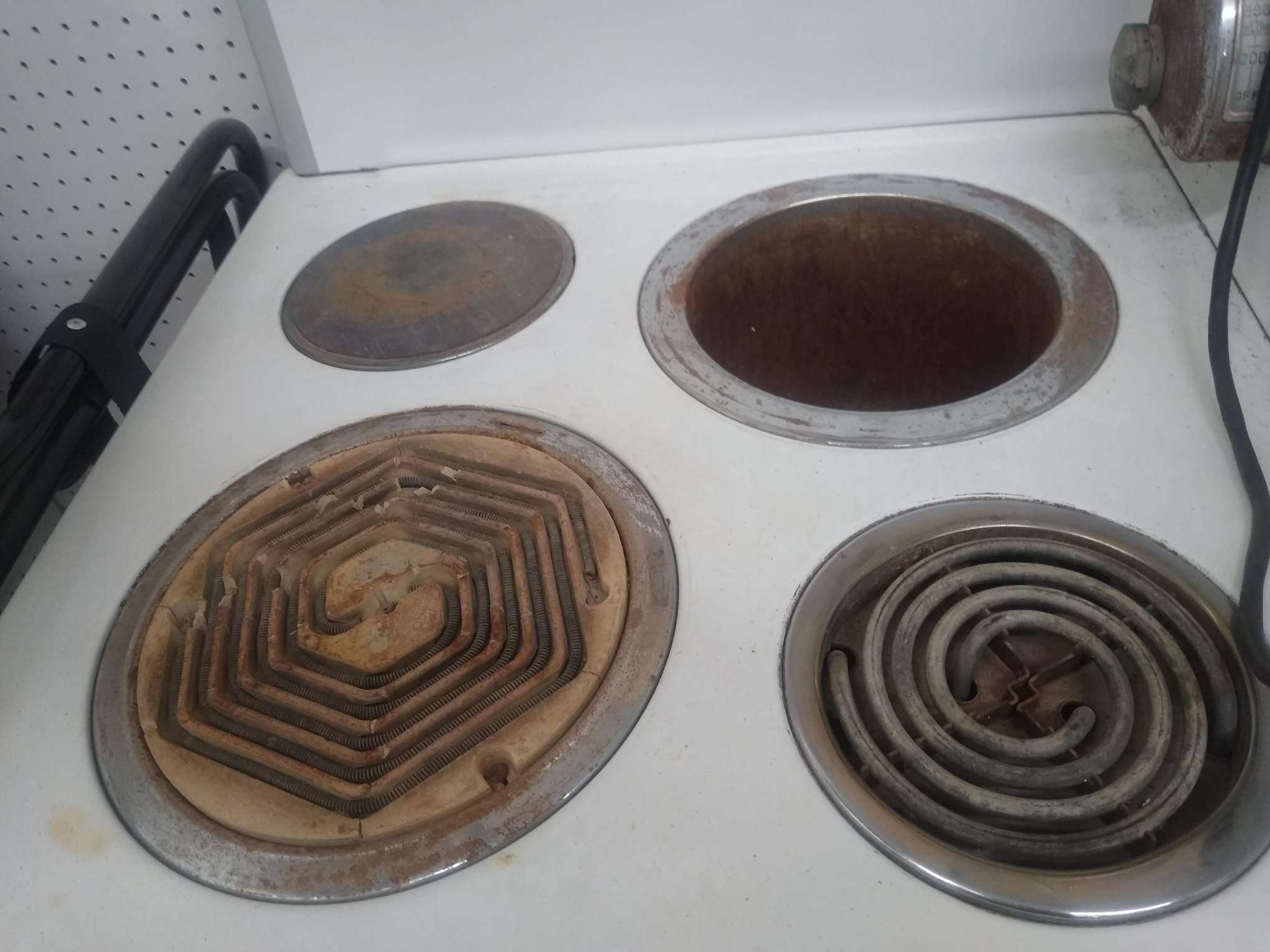 What's with the bottomleft burner having exposed nichrome wire? Did it