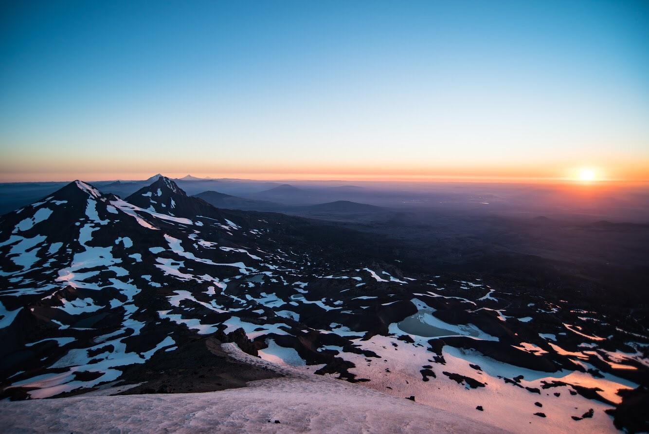 Sunrise from the summit. Oregon Cascades. [OC] [4000x3000] r/EarthPorn