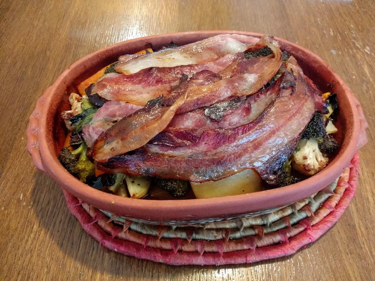 [Homemade] Clay pot potatoes, vegetables and bacon r/food
