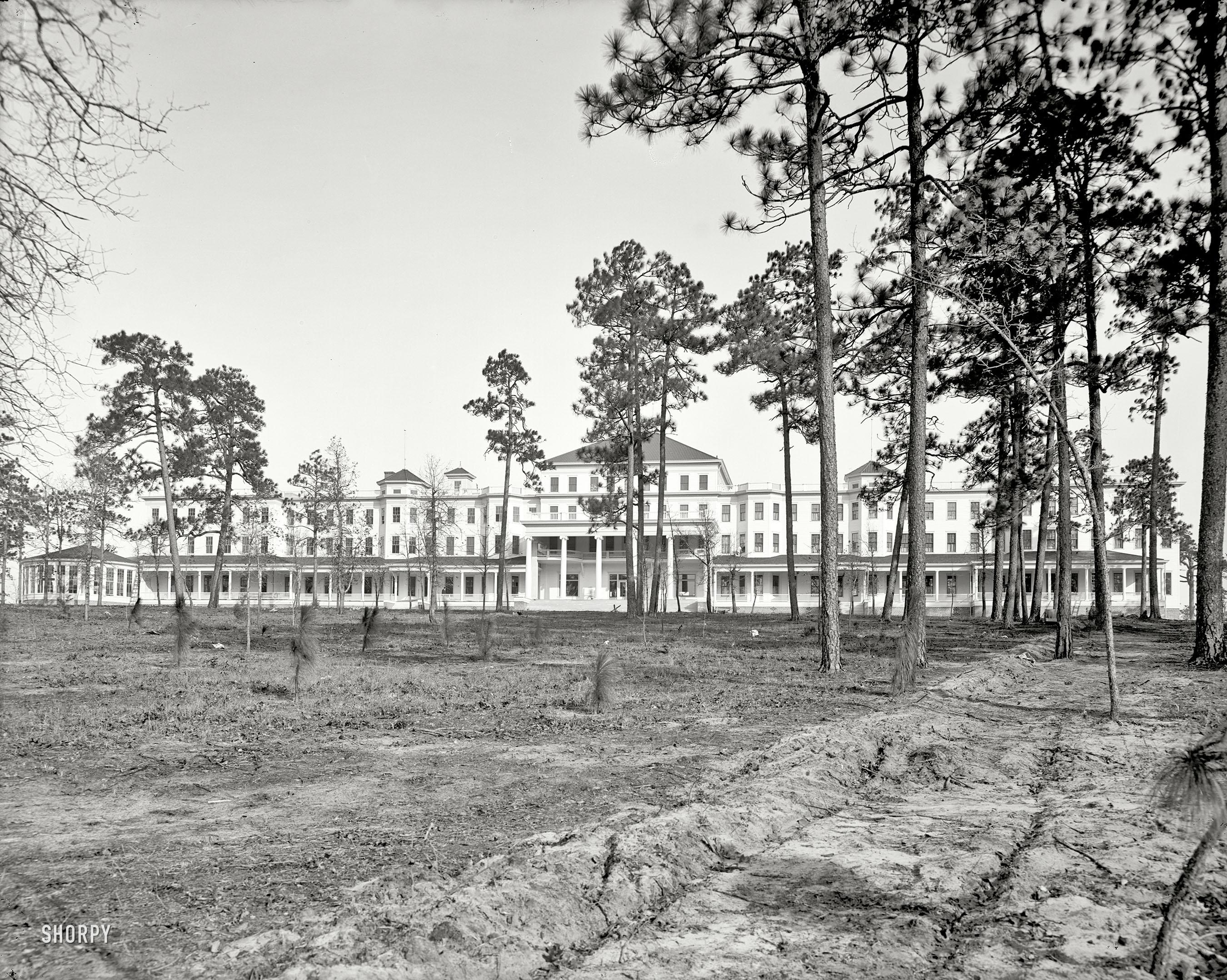 Aiken, South Carolina, circa 1905. Park in the Pines Hotel. r/TheWayWeWere
