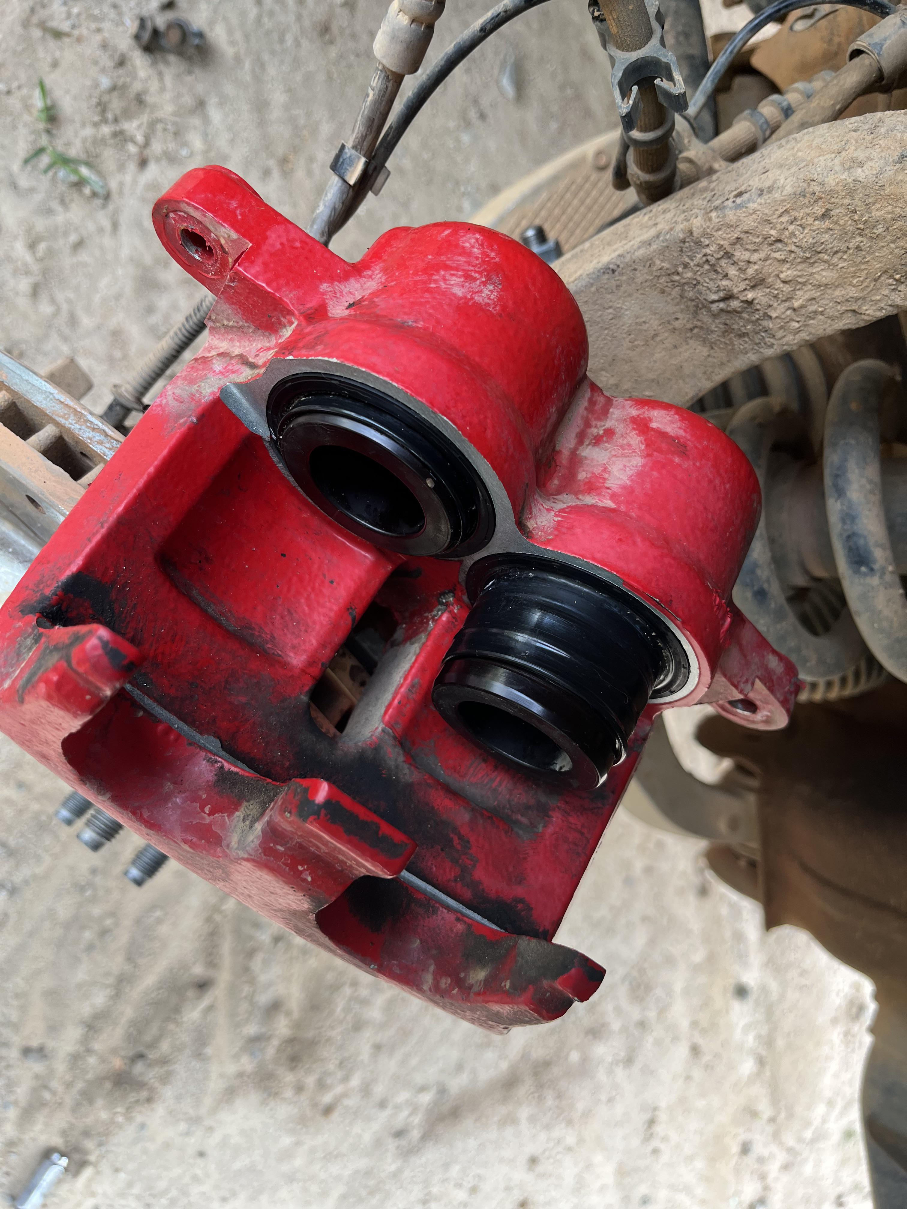 Caliper one piston on dual piston not expanding r/MechanicAdvice