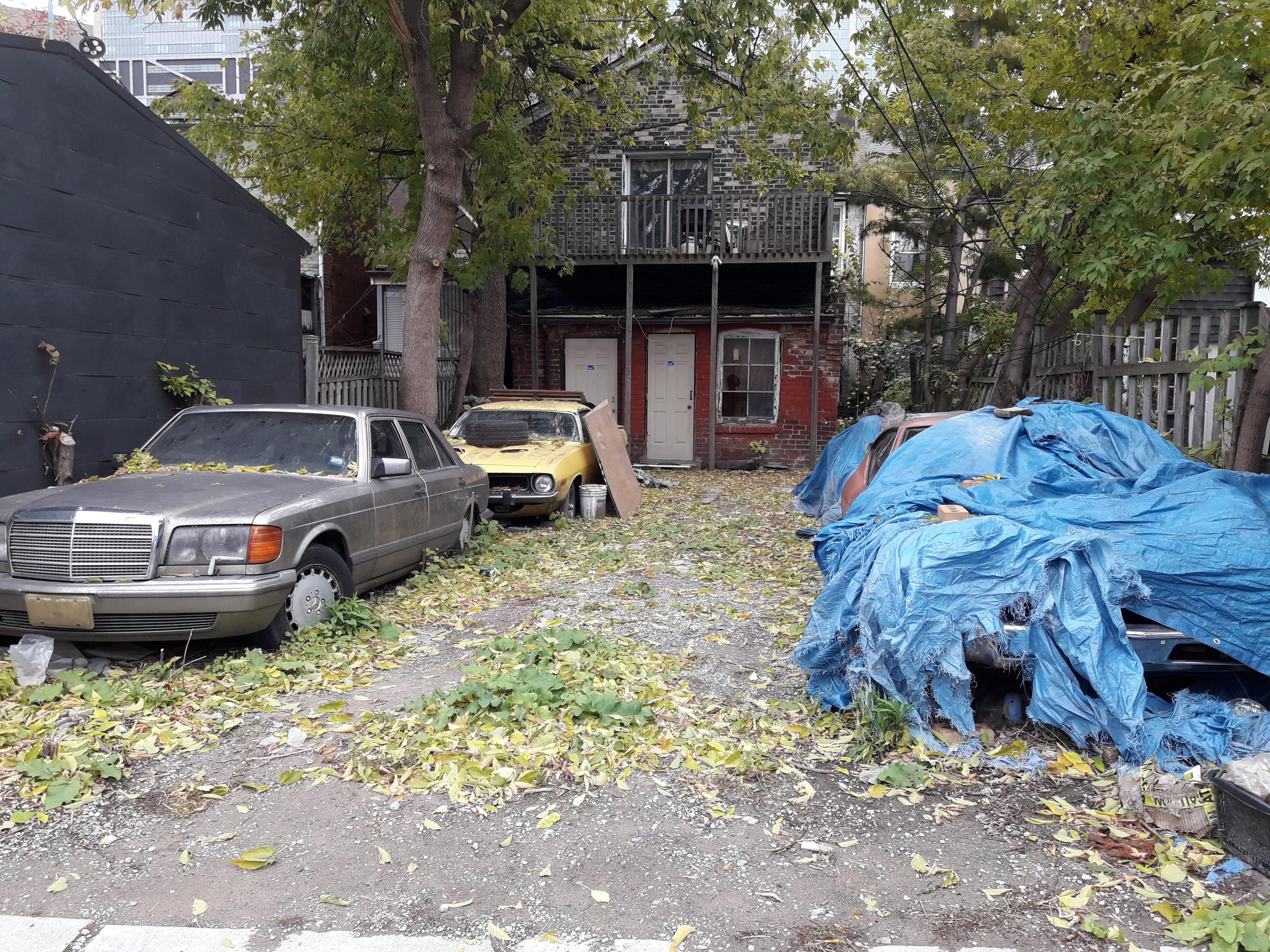 Abandoned house with four cars in downtown Toronto [4128x3096] r