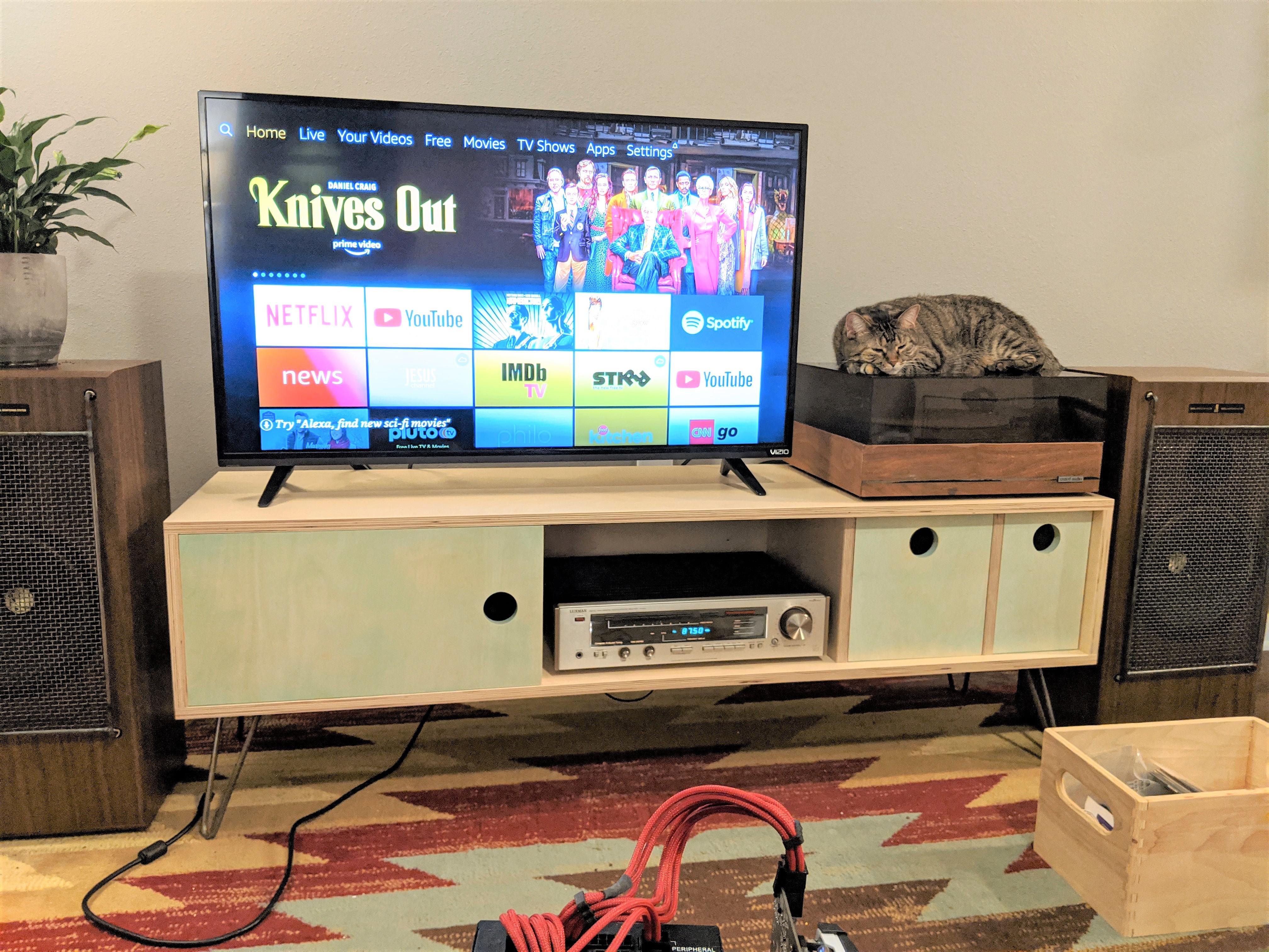I finished my first major project! A TV stand r/BeginnerWoodWorking