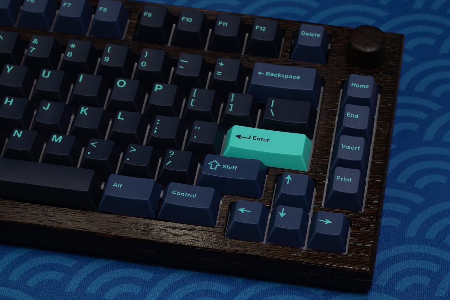 Here’s another wooden keyboard case that I made! Wenge wood and navy