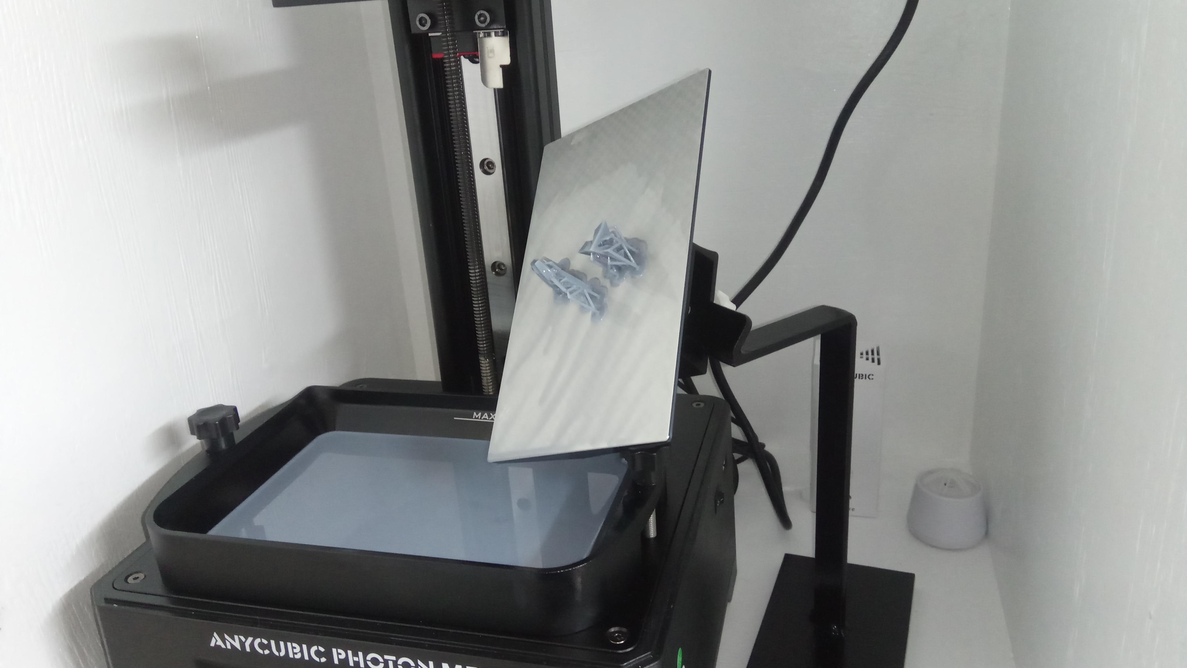 I made a build plate stand so uncured resin can drip off r/resinprinting