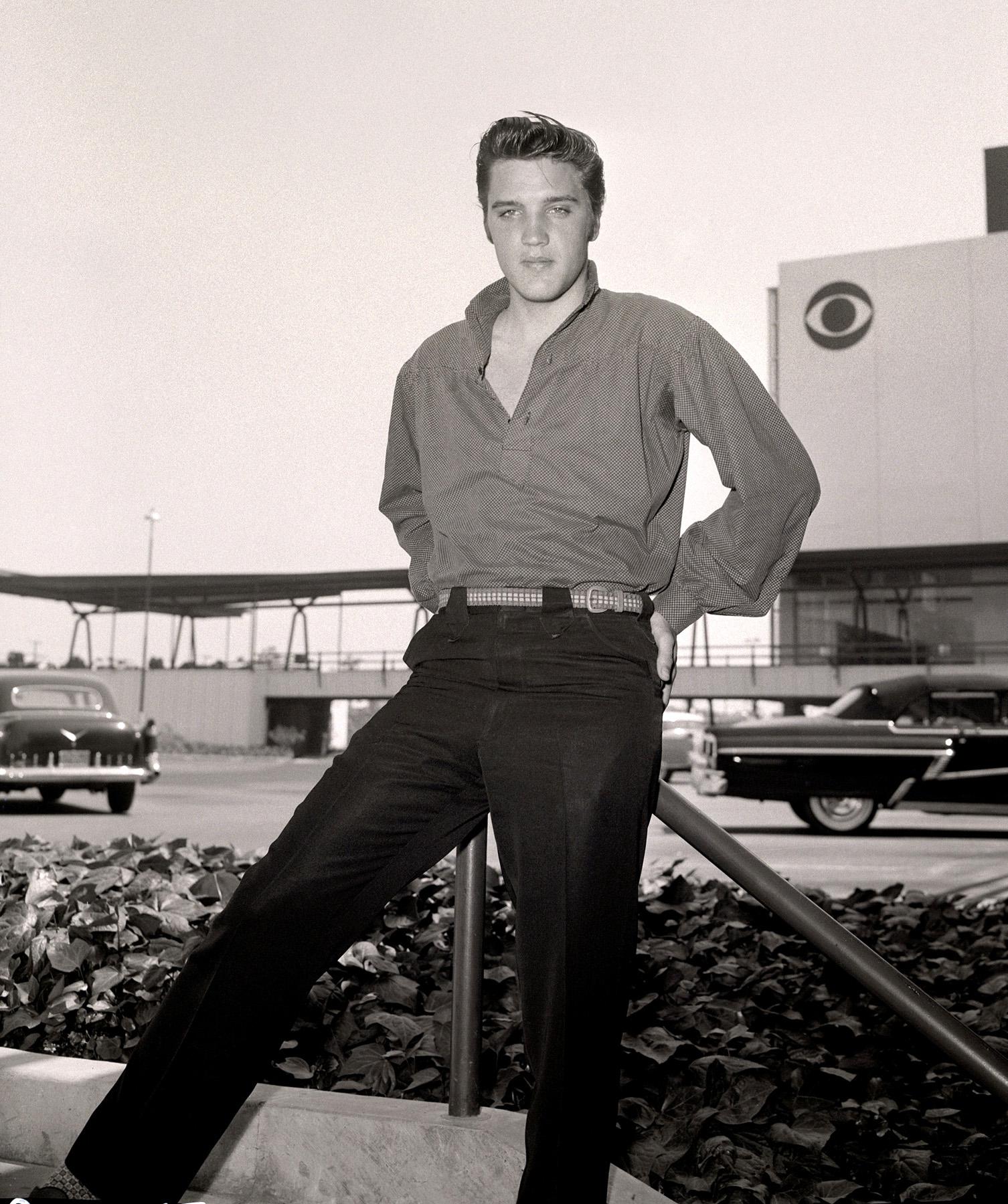 Elvis Presley, belt buckle on hip, 1950s r/OldSchoolCool