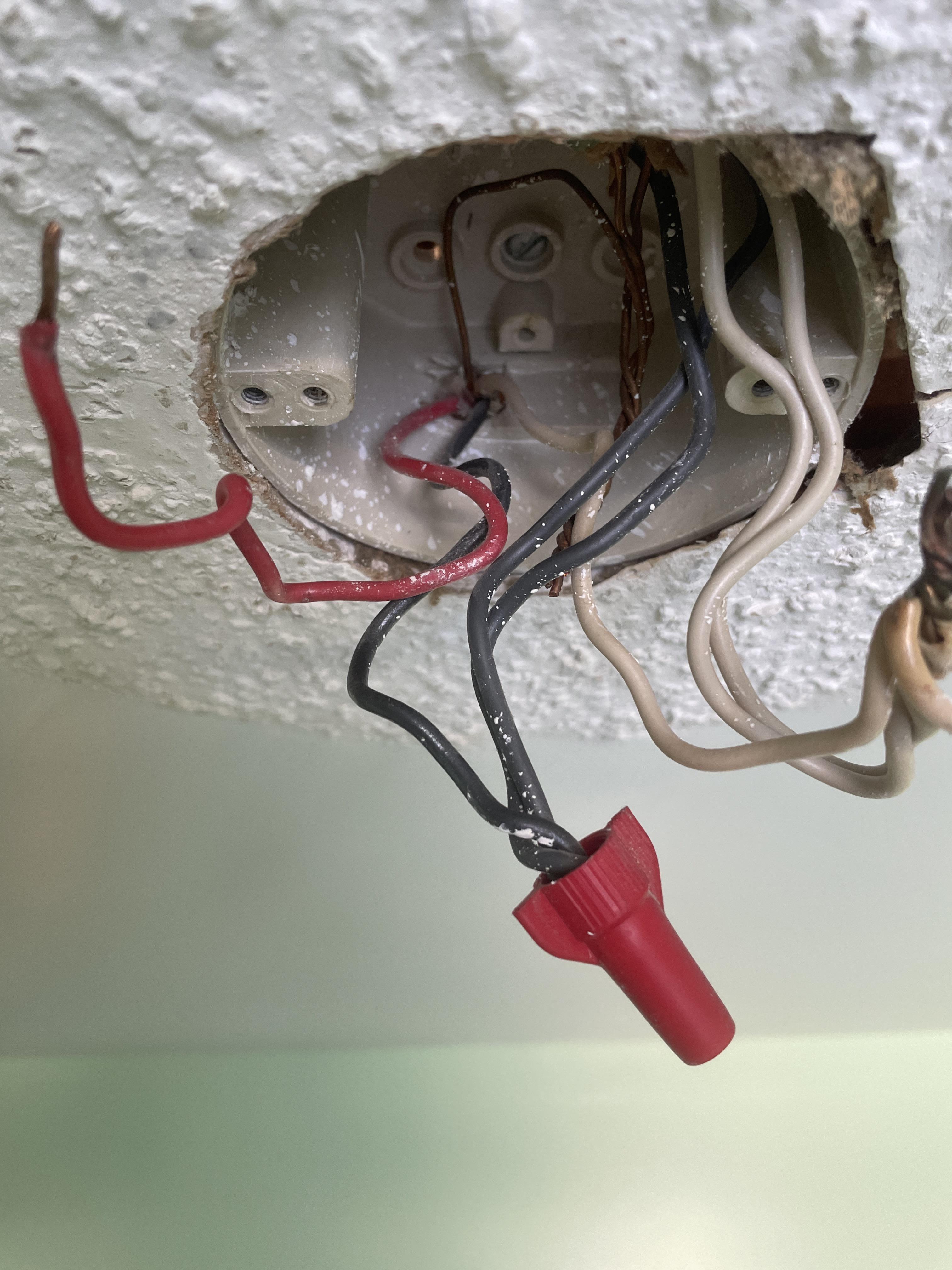 14/3 wire from 3way switch. Red to light, black to outlets r