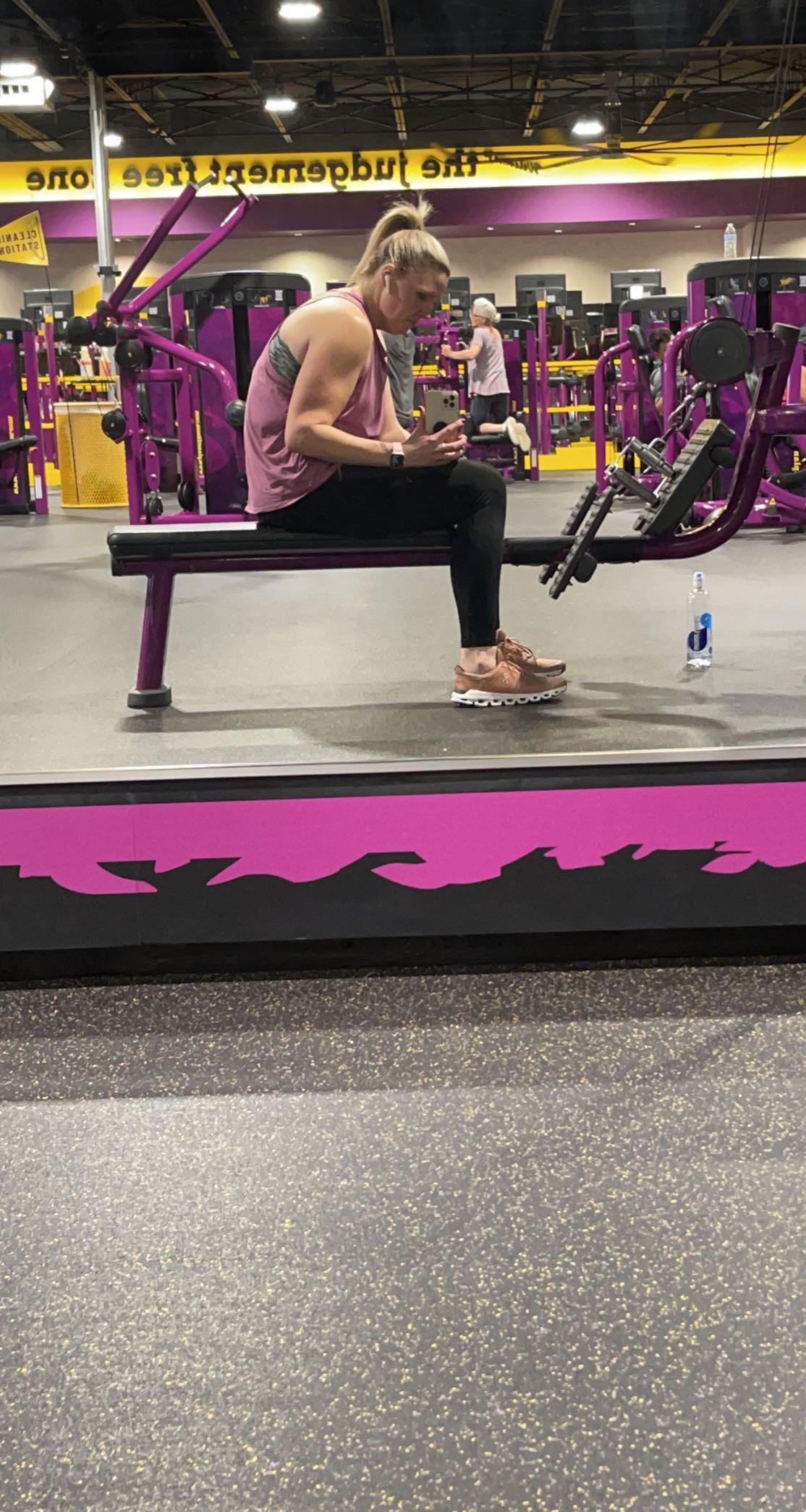 Horrible picture but excited about the definition in my arms without flexing 😭 r/workoutgirls