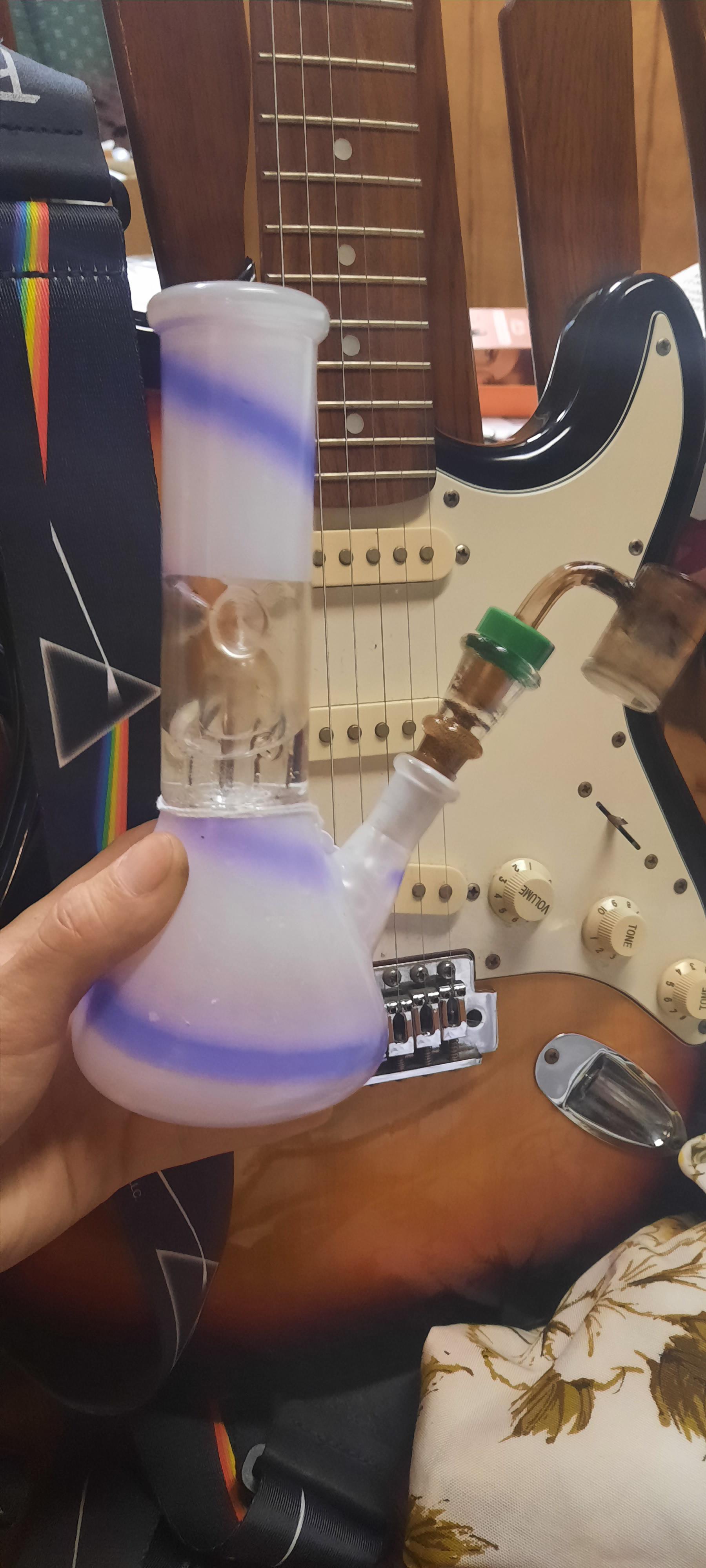 The ultimate way to smoke dmt!! Quartz glass banger on a cheap 12 dollar bong. One hit