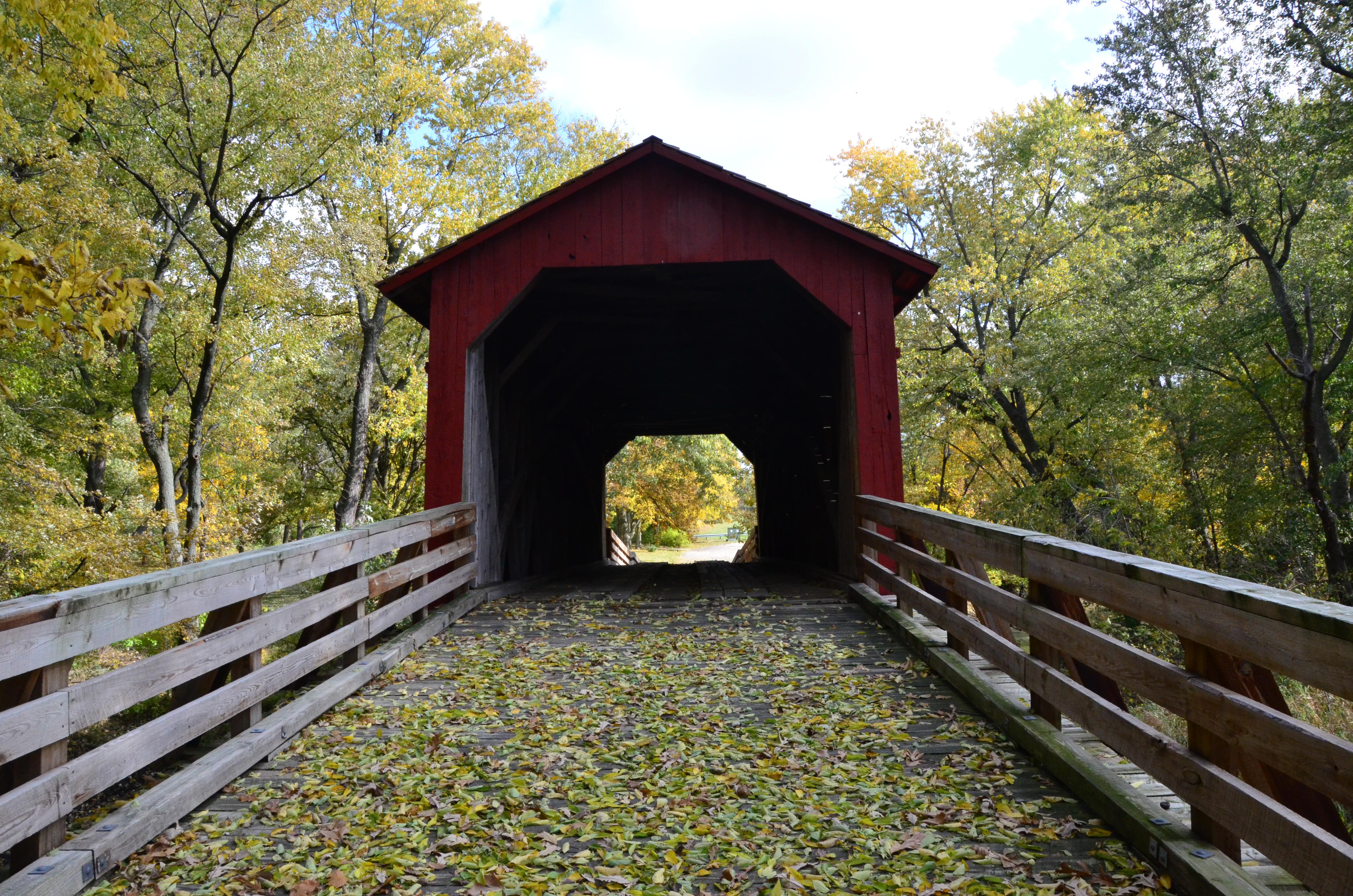 Covered Bridge in Central Illinois 4928x3264 (OC) r/bridgeporn