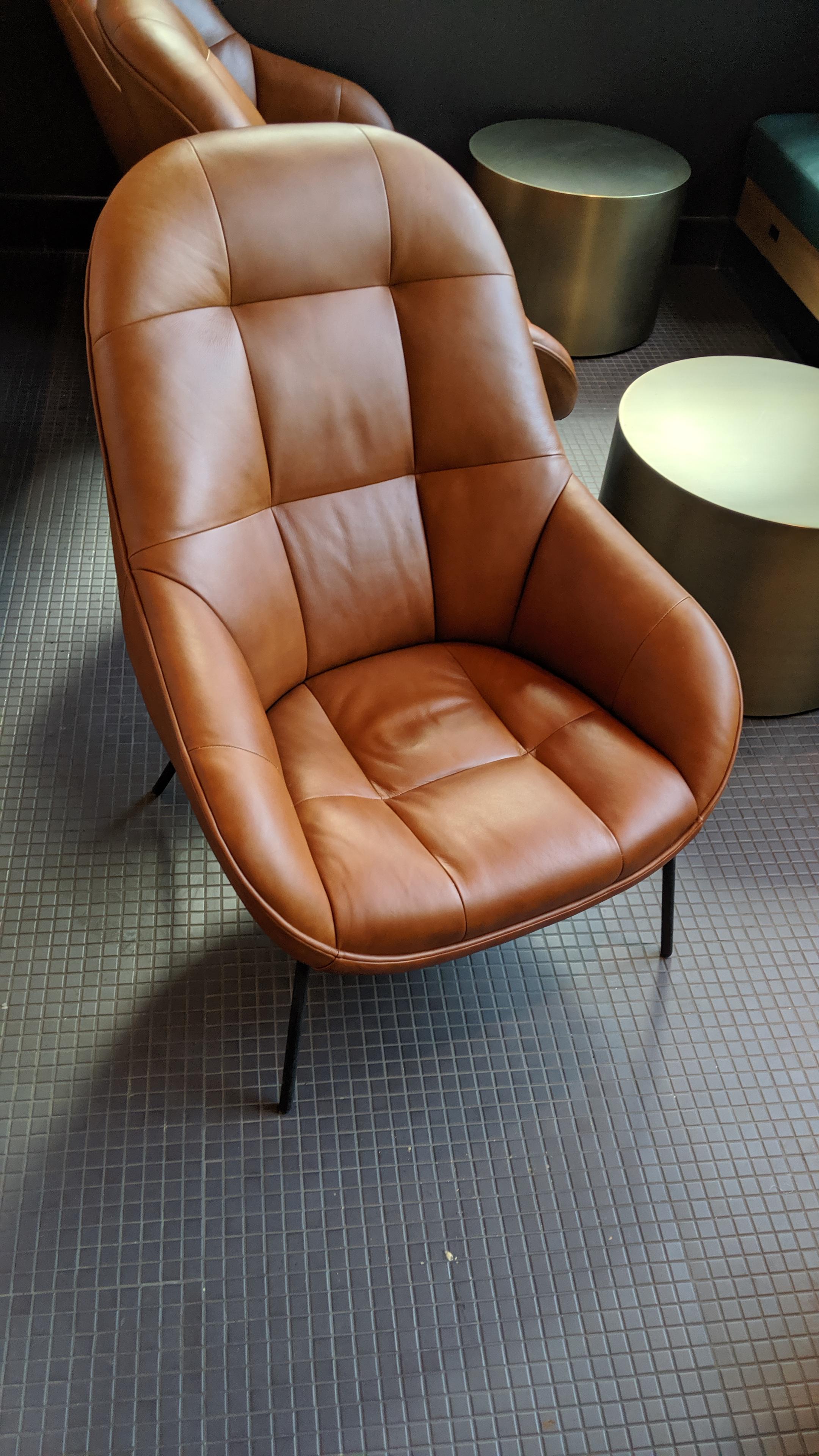 Can anyone identify this chair? Saw at a local starbucks r