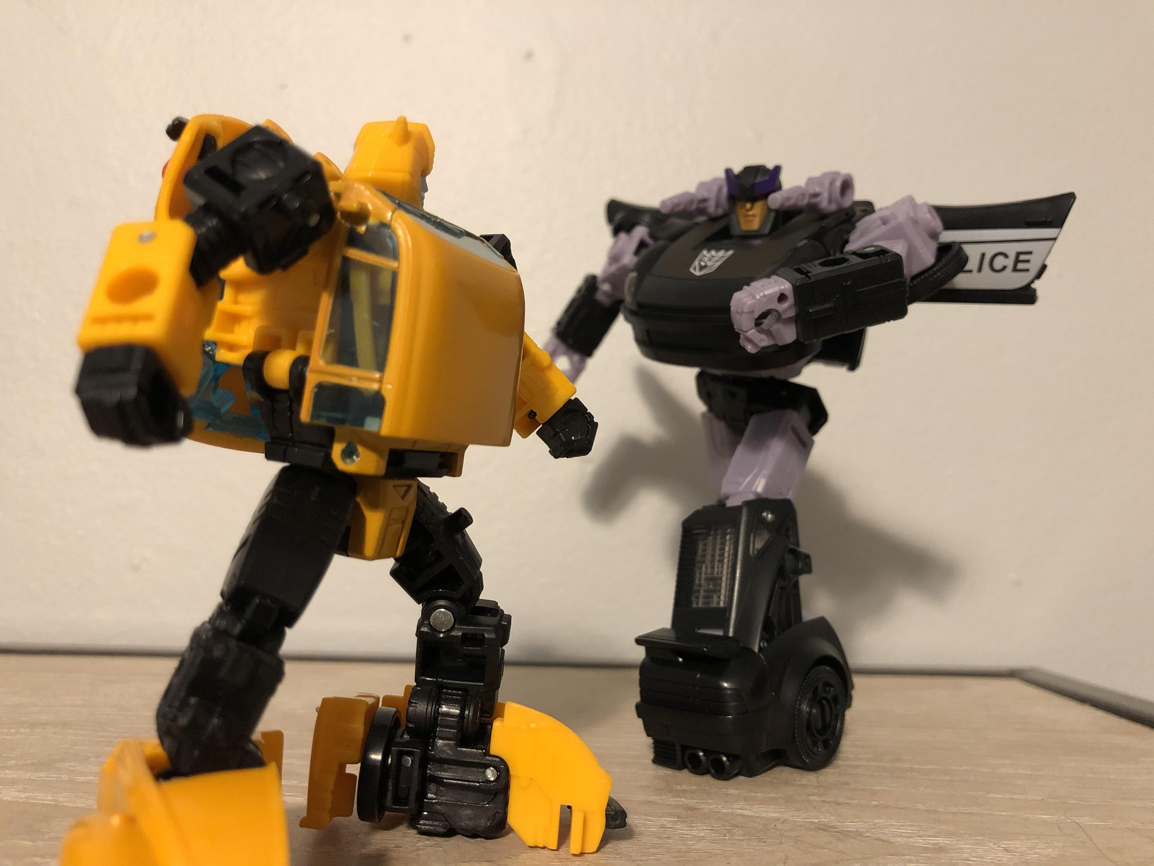 Bumblebee vs Barricade in G1 (with Barricade in Earth Mode) r
