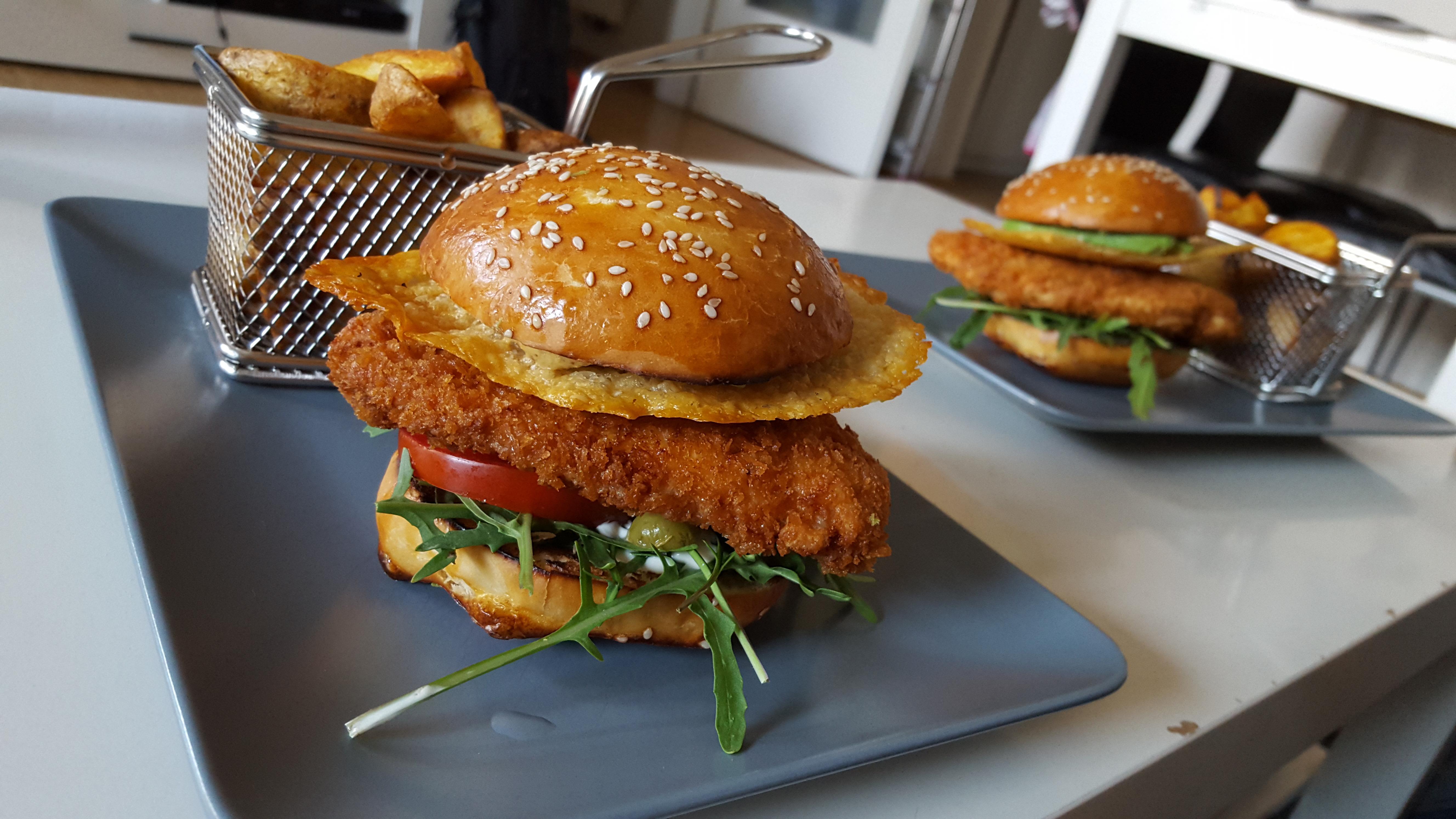 [Homemade] Panko fried chicken burger with rocket, tomato, avocado and