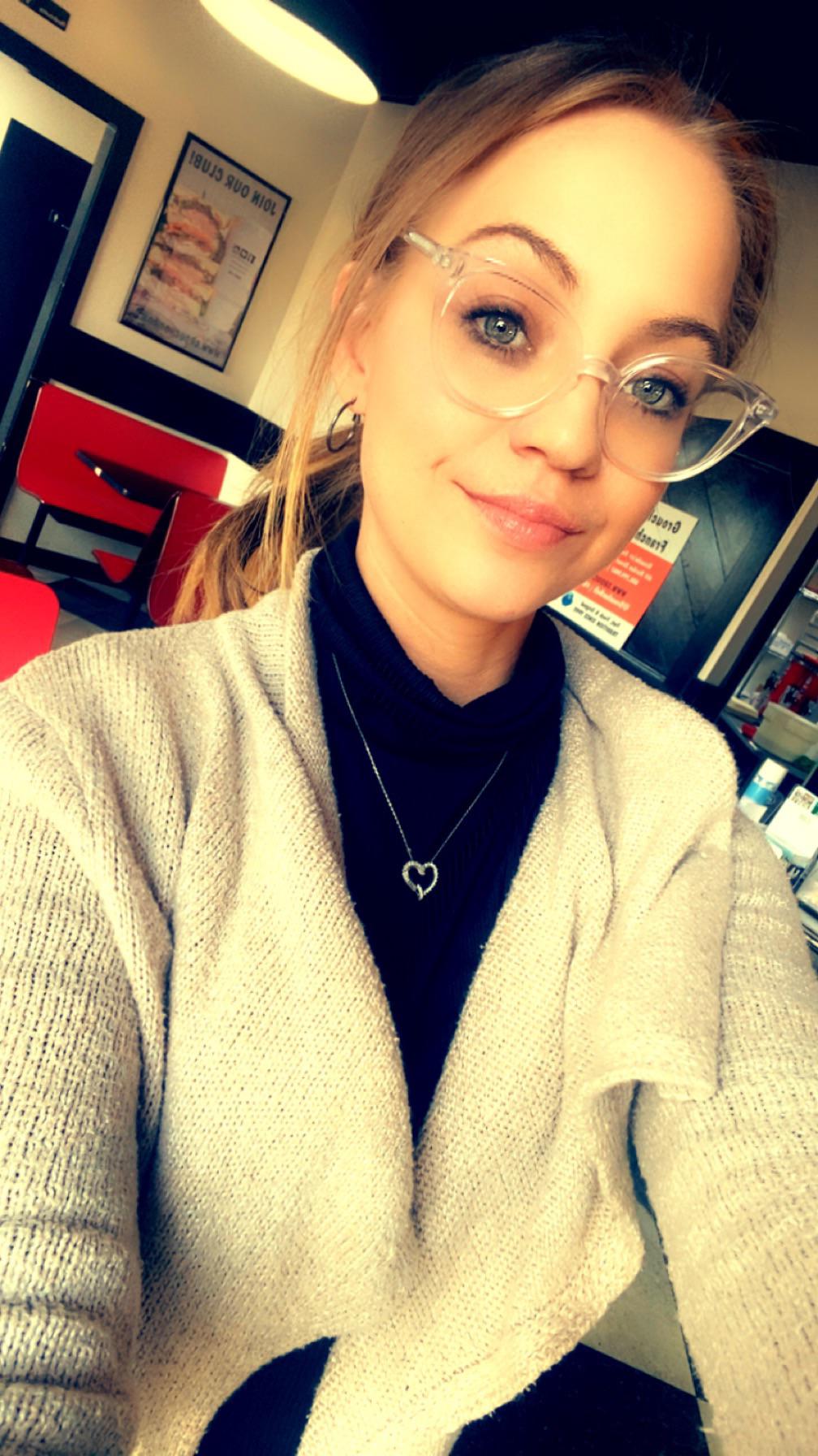 Nobody in this deli knows I post naked on the r/HotMoms