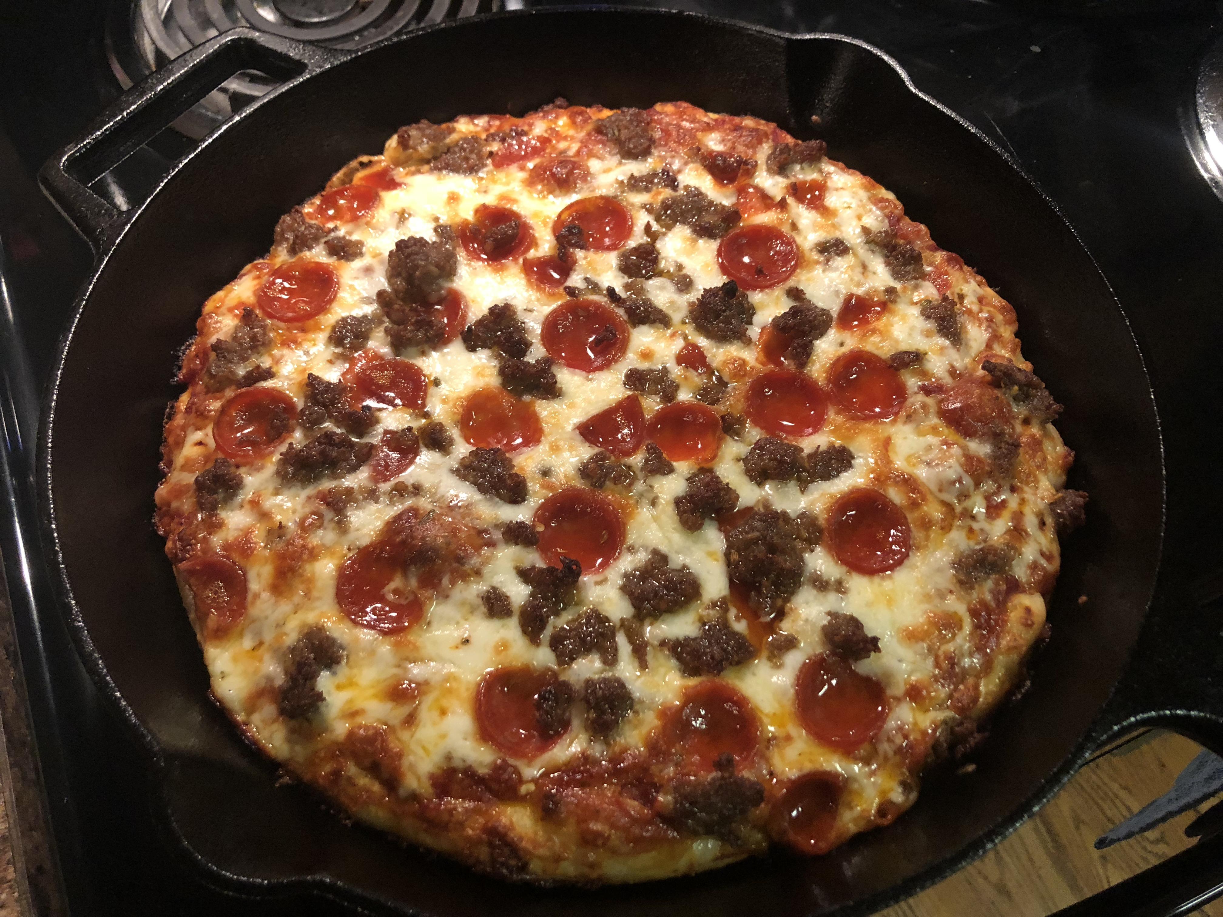 Finally tried a cast iron pan pizza. r/Pizza