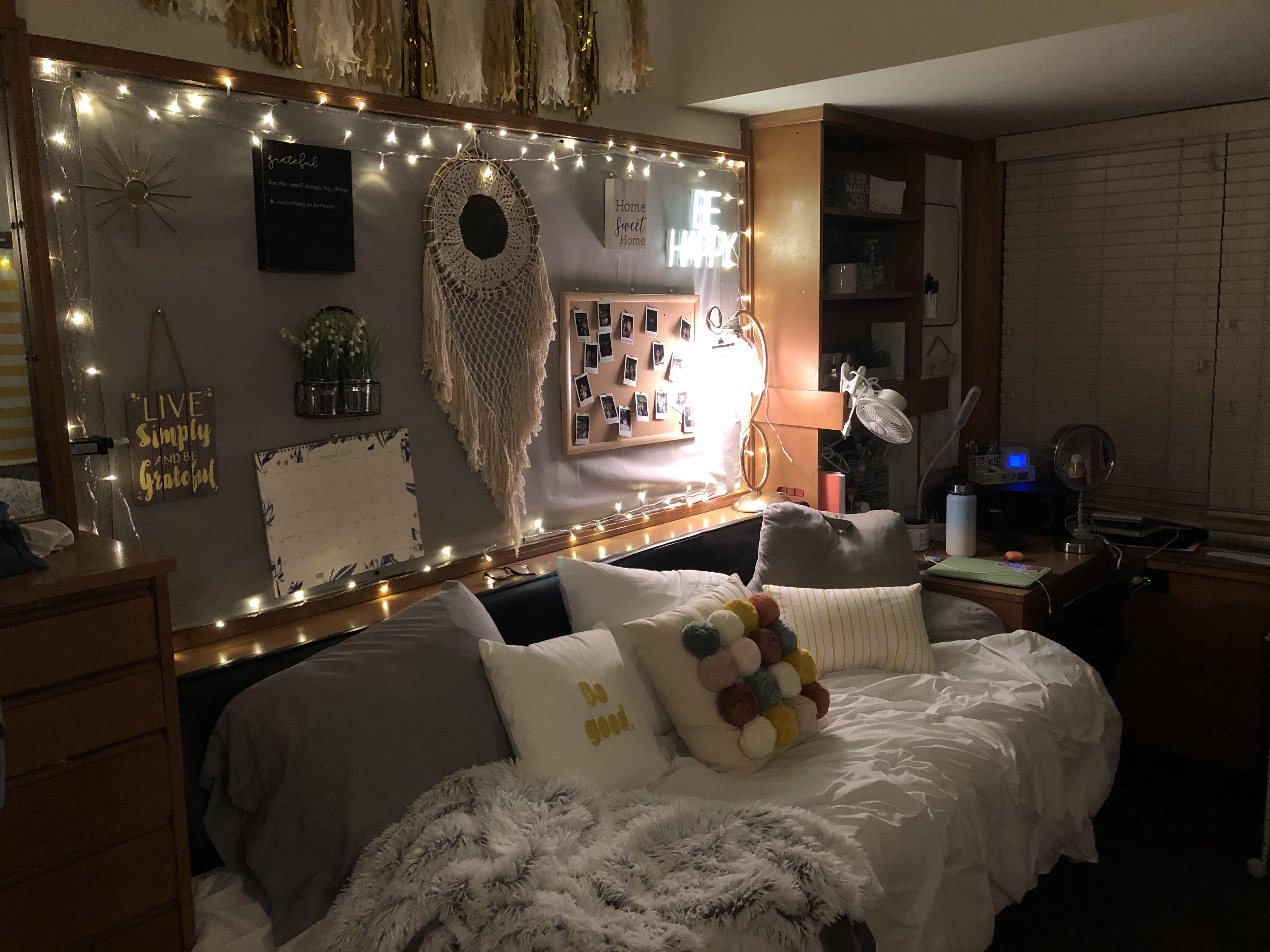 My girlfriend’s dorm r/CozyPlaces