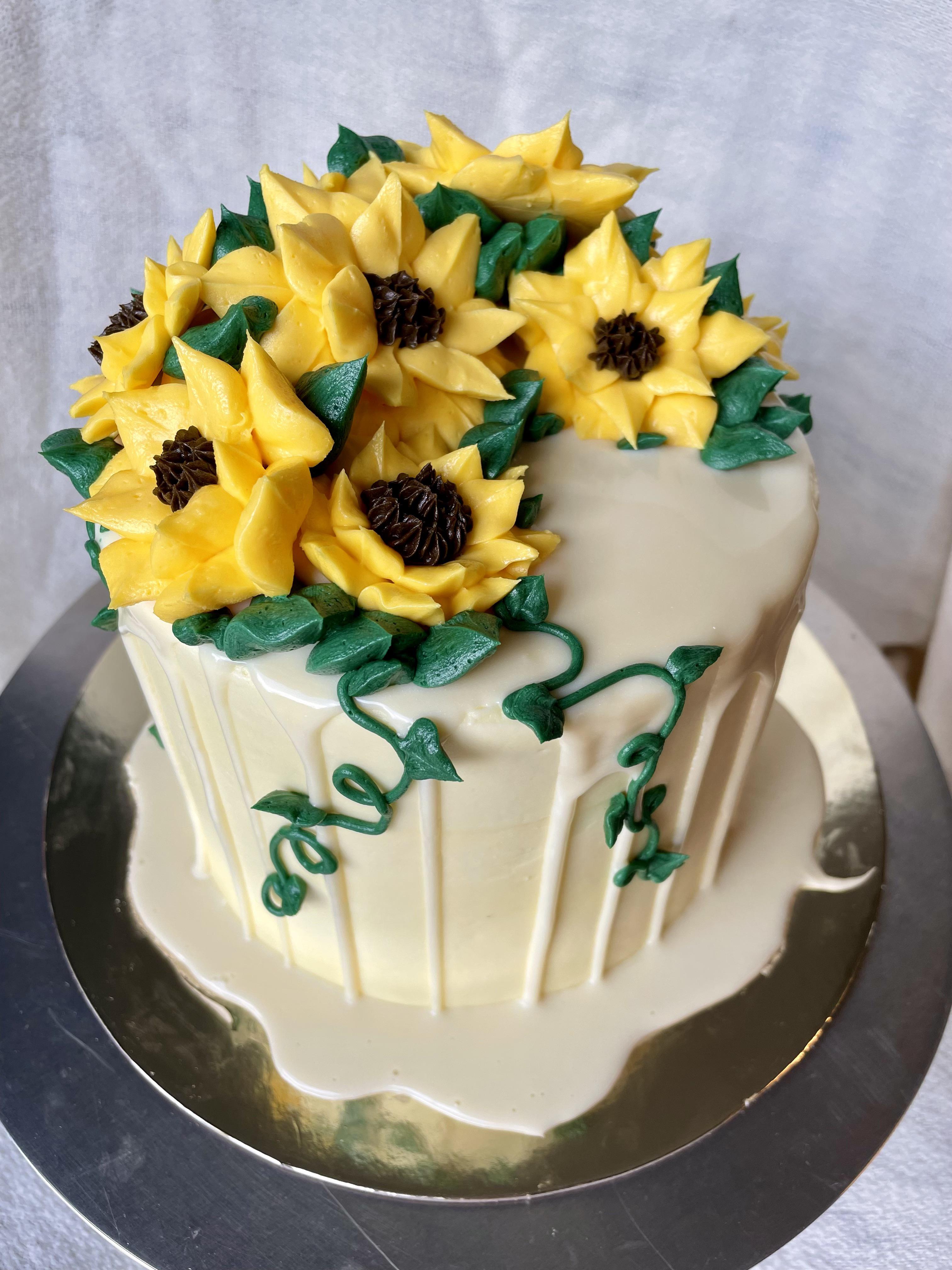 My baby girl turned 12 so I made her a sunflower cake r/cakedecorating