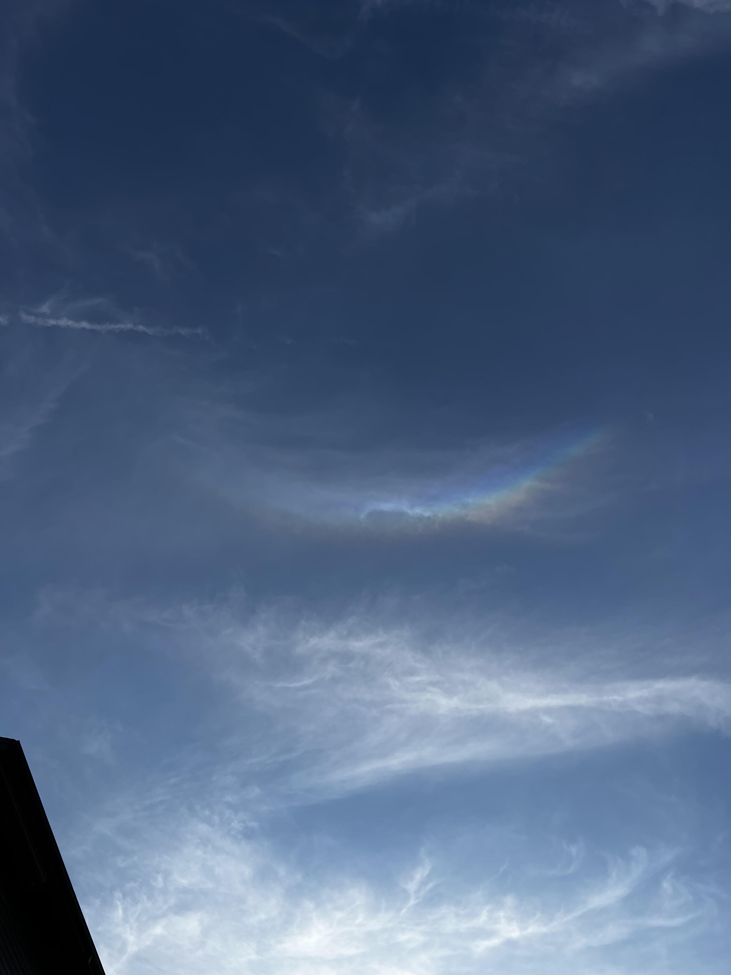 What causes a mini rainbow like this in the sky? r/UnexplainedPhenomena7