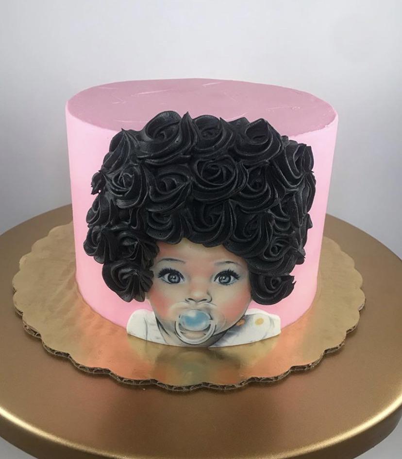 I love this buttercream cake highlighting the birthday girl’s natural