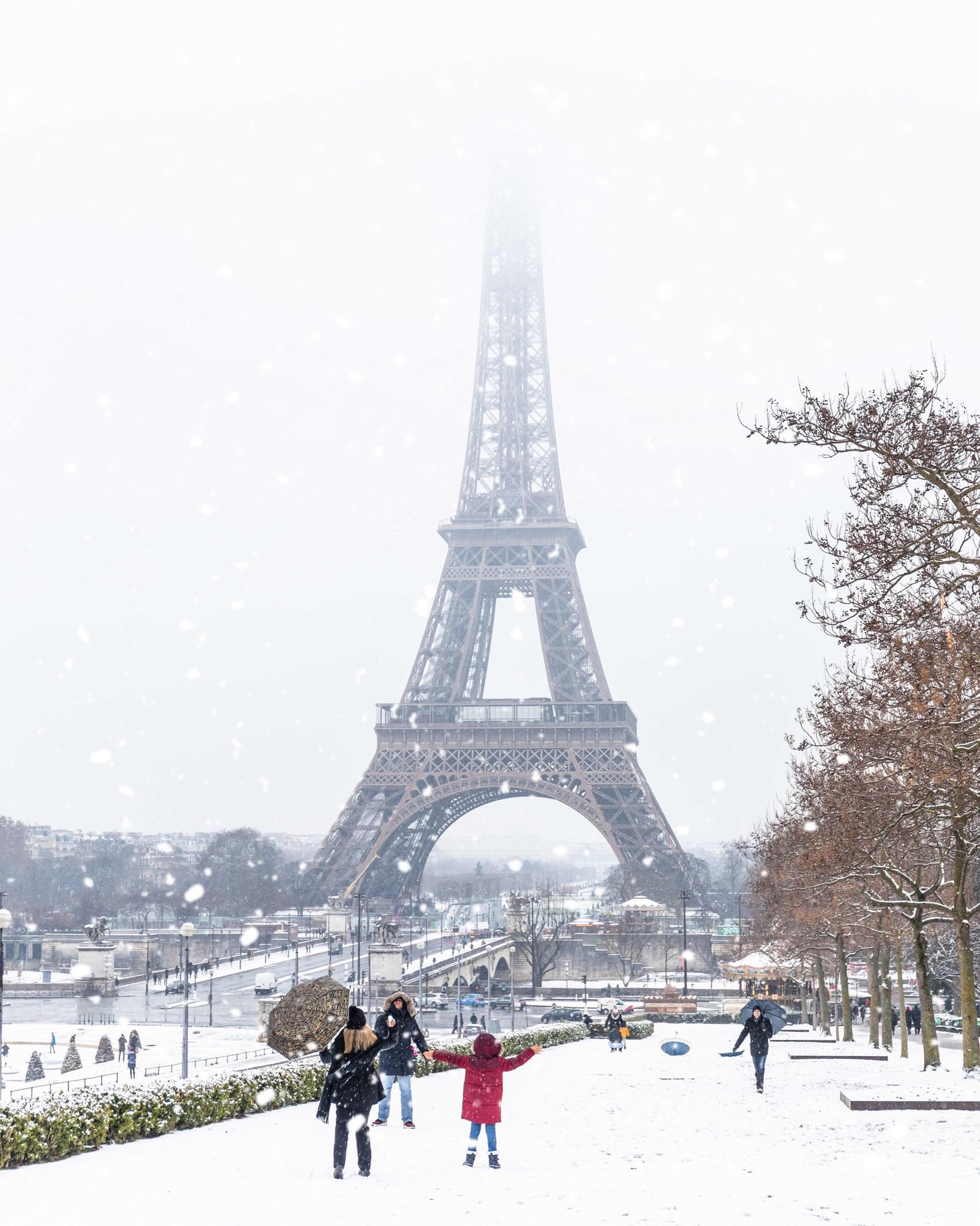 Enjoying the snow in Paris r/europe