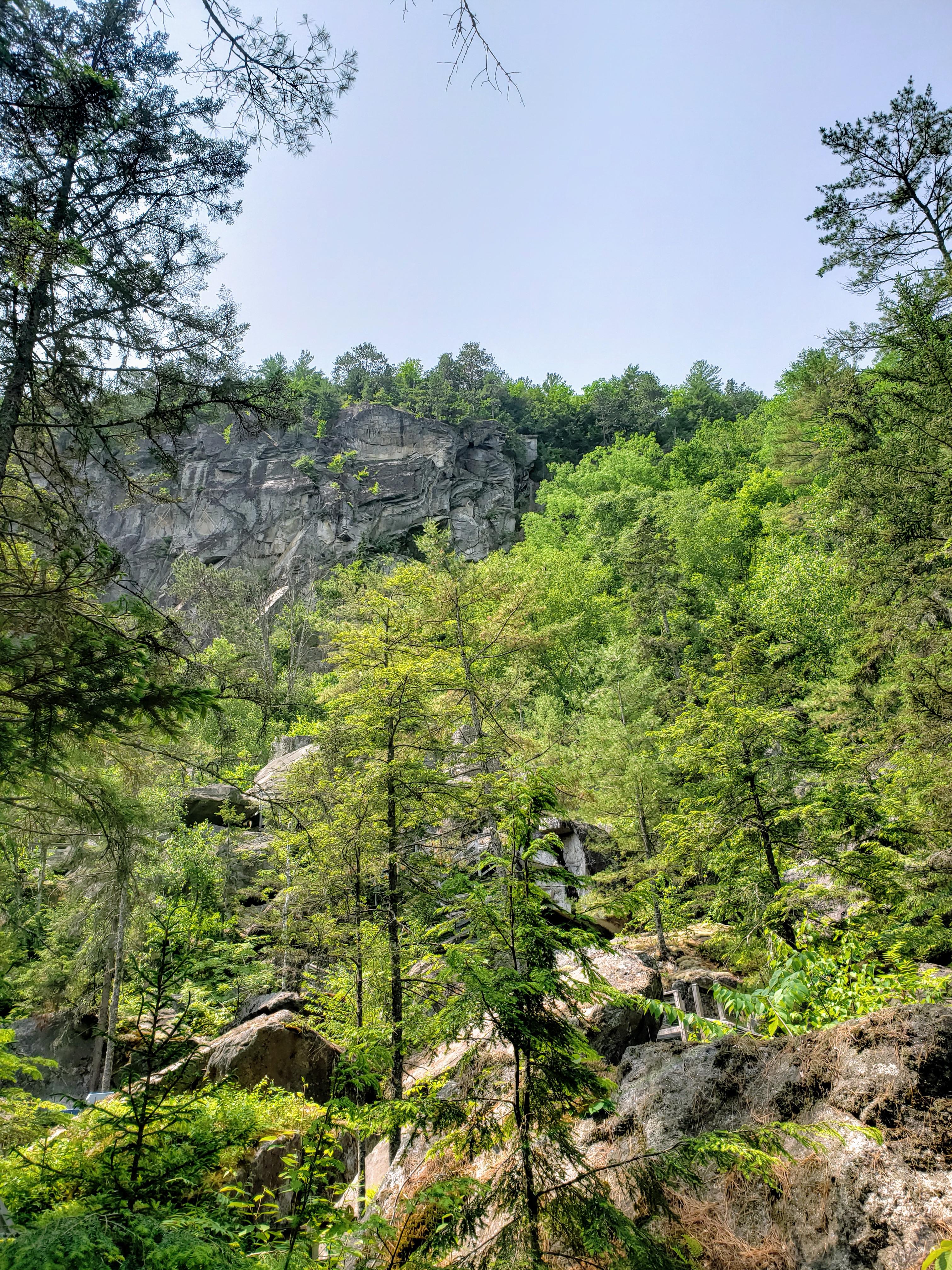 Hawk's Cliff, New Hampshire, formed by a massive continental glacier [oc] [3024×4032] r/EarthPorn