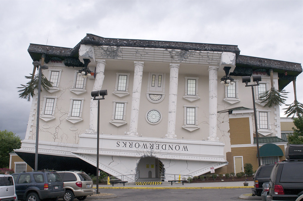 Upside down house in Pigeon Tennessee. r/interestingasfuck