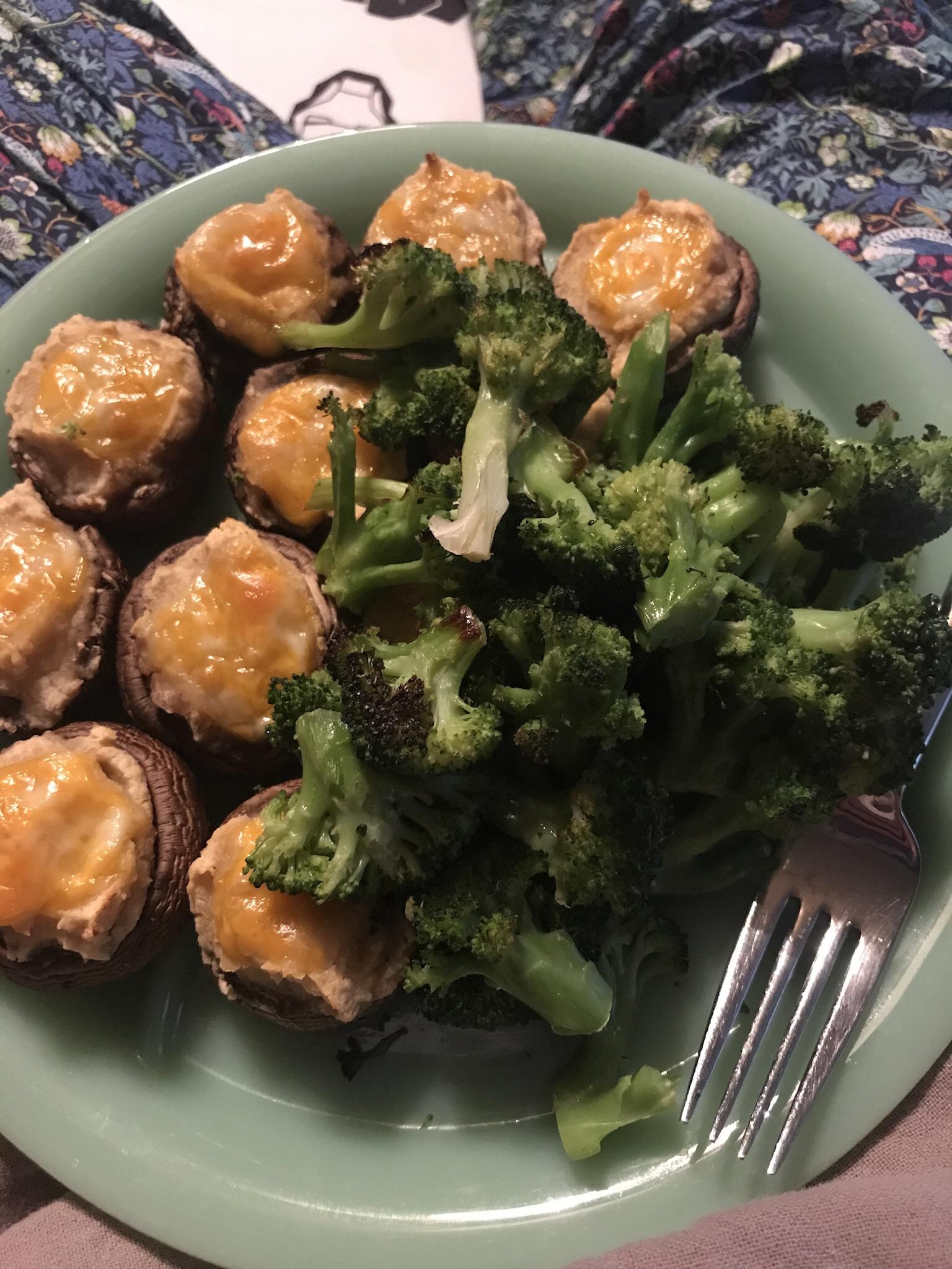 White Bean Stuffed Mushrooms and Broccoli, 358 Calories. r/1200isplenty