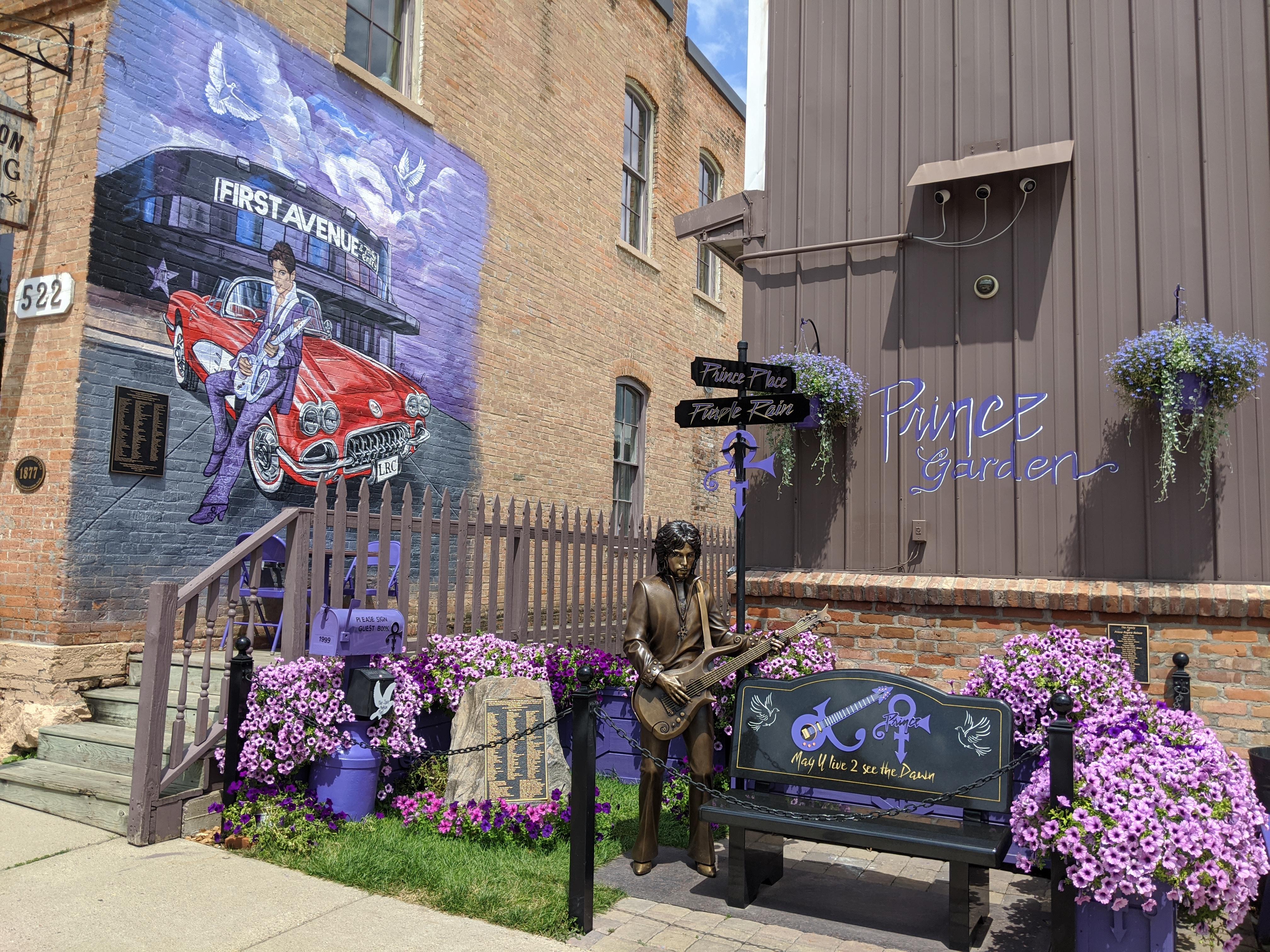 Prince statue in Henderson, MN r/minnesota