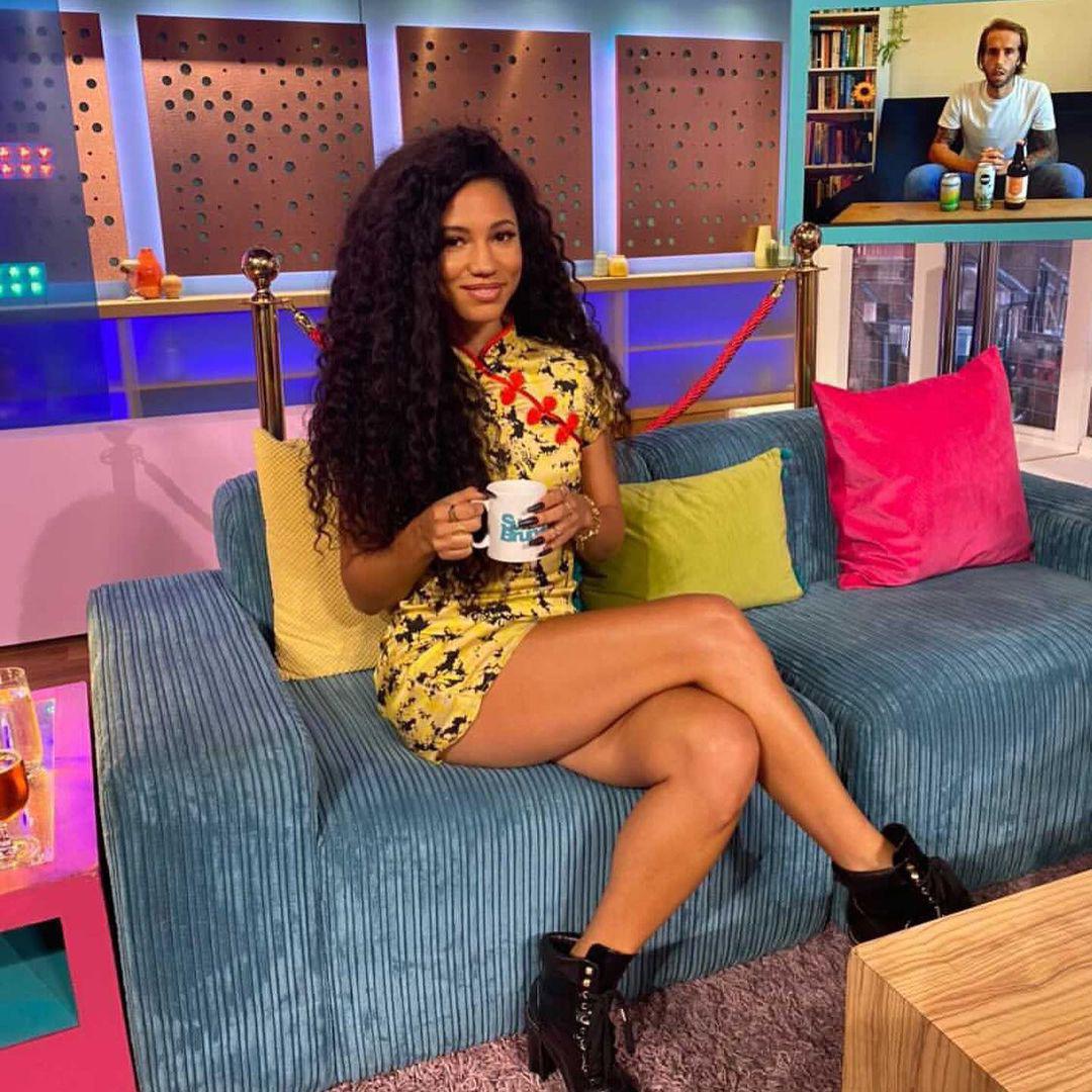 Vick Hope’s sexy legs r/barelegs