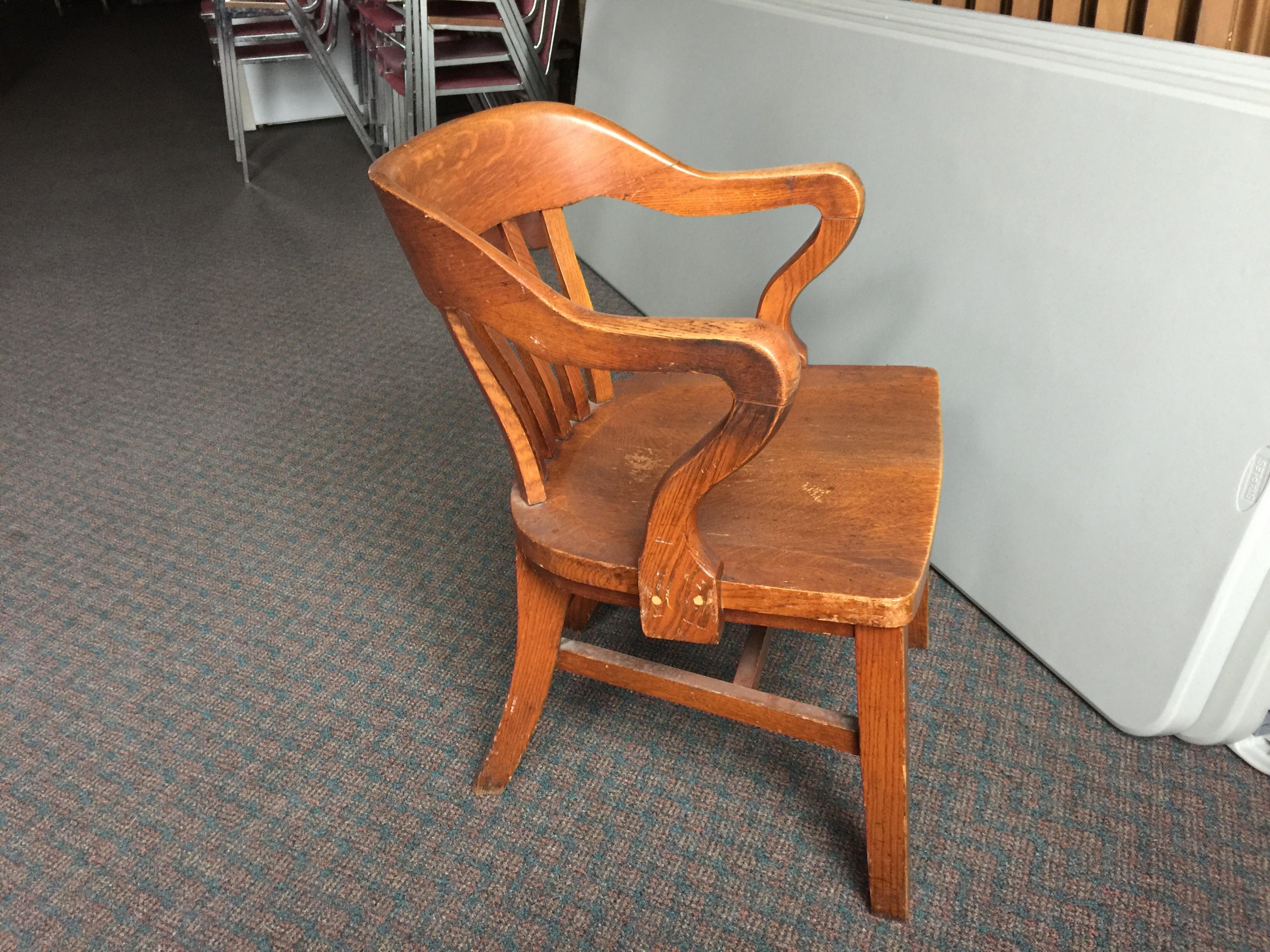 Looking for chairs like these in Ottawa. Any help would be greatly appreciated!! r/ottawa