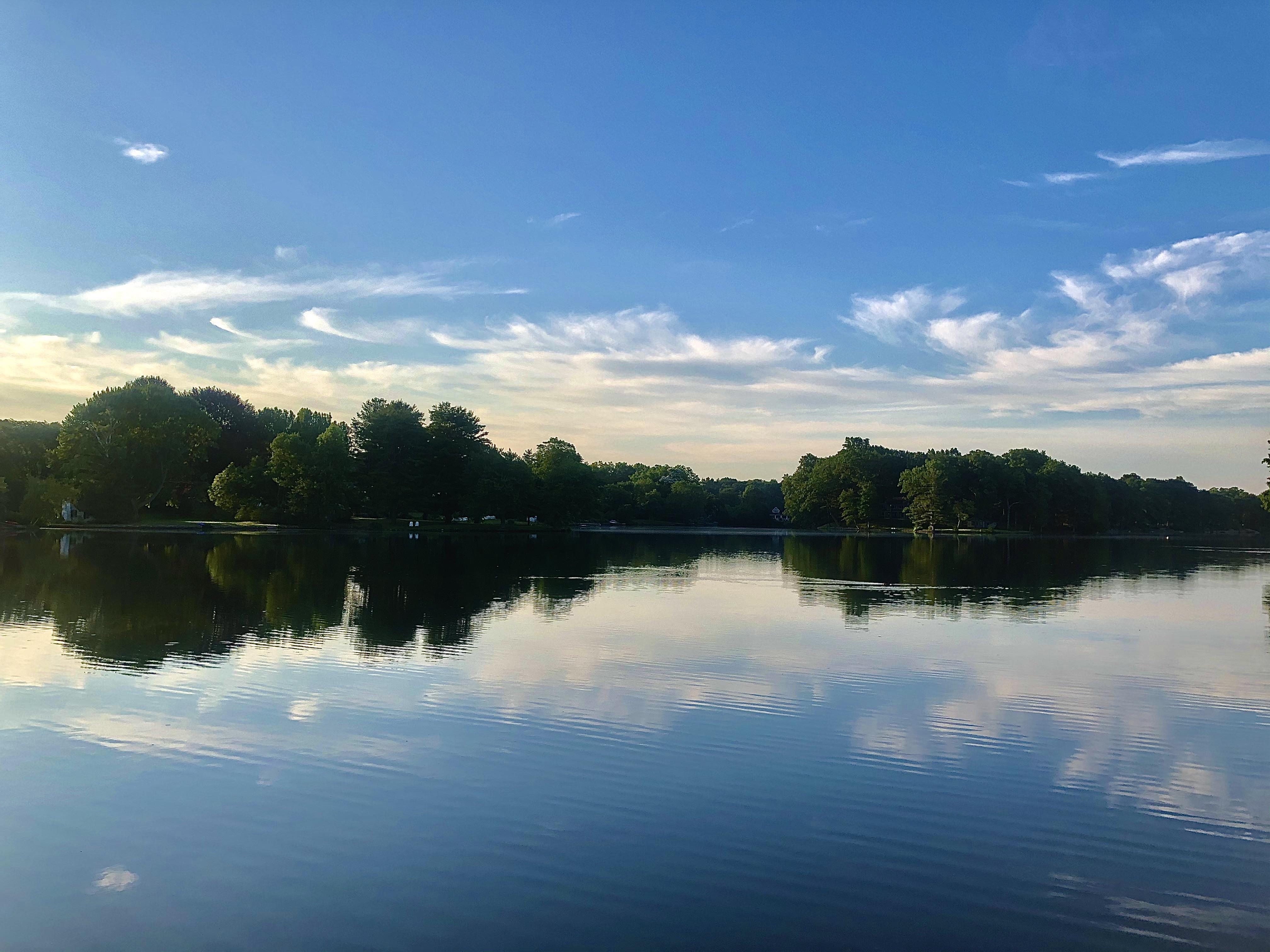 Sun rising on Woodridge Lake in West Hartford r/Connecticut