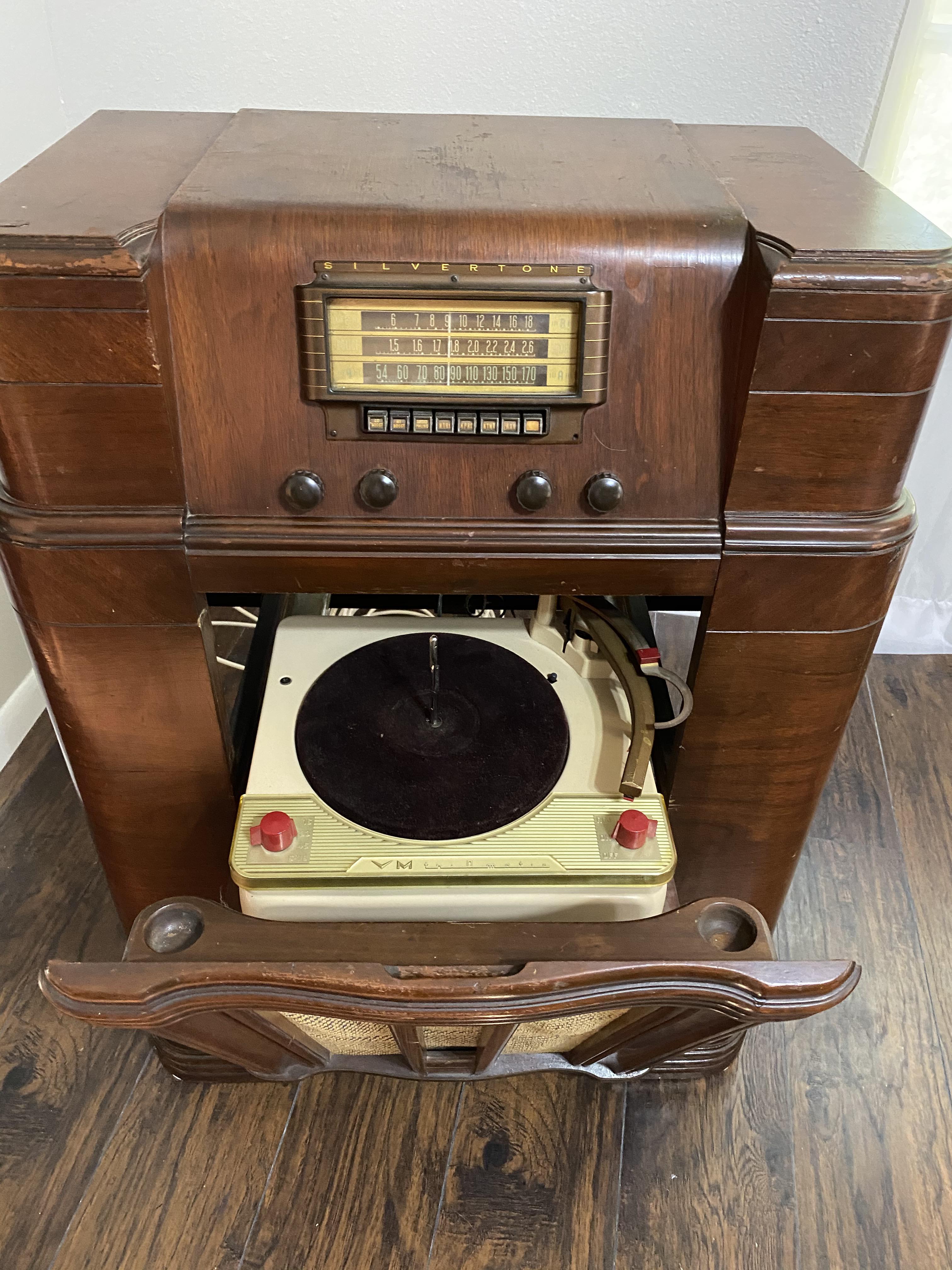 Anybody have an idea on what and how old this is? Does it have any