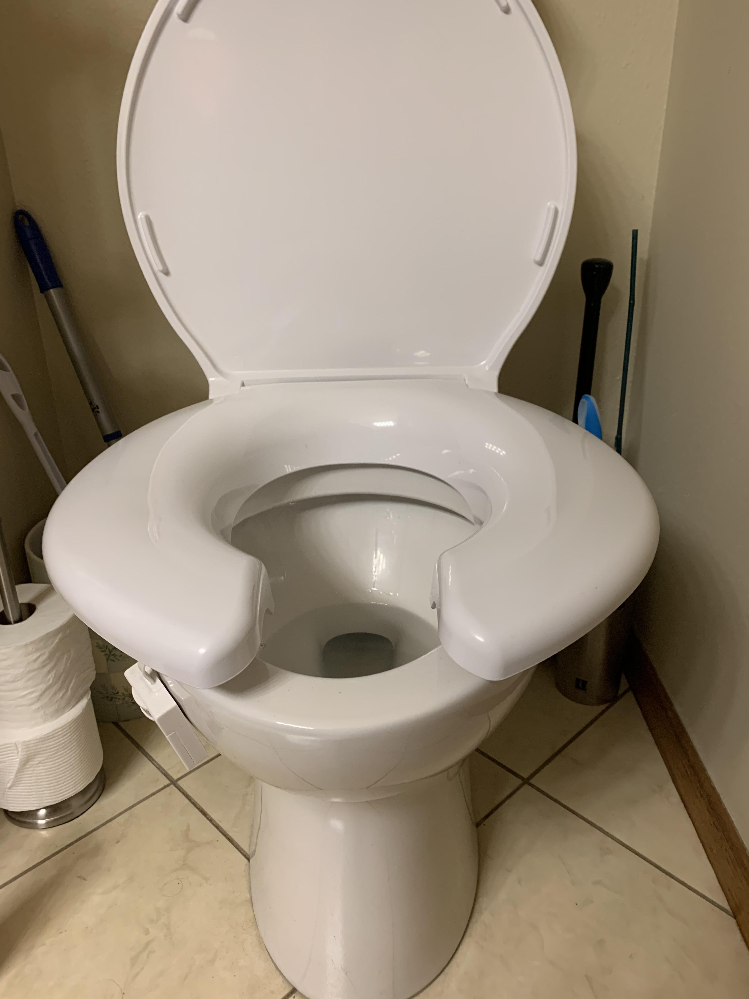 My Grandma’s Giant Toilet Seat r/mildlyinteresting