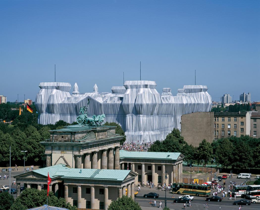 Wrapped Reichstag By Christo And Jeanne Claude Berlin 1995 R Interestingasfuck