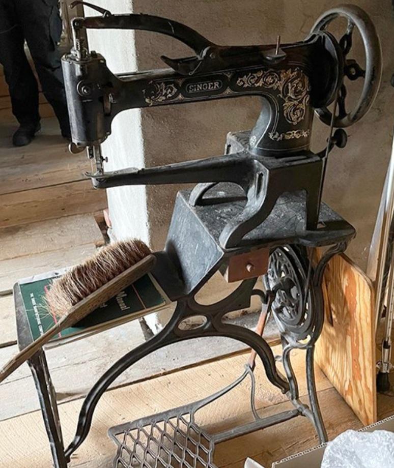 what singer sewing machine is this? Can it sew thick leather? r