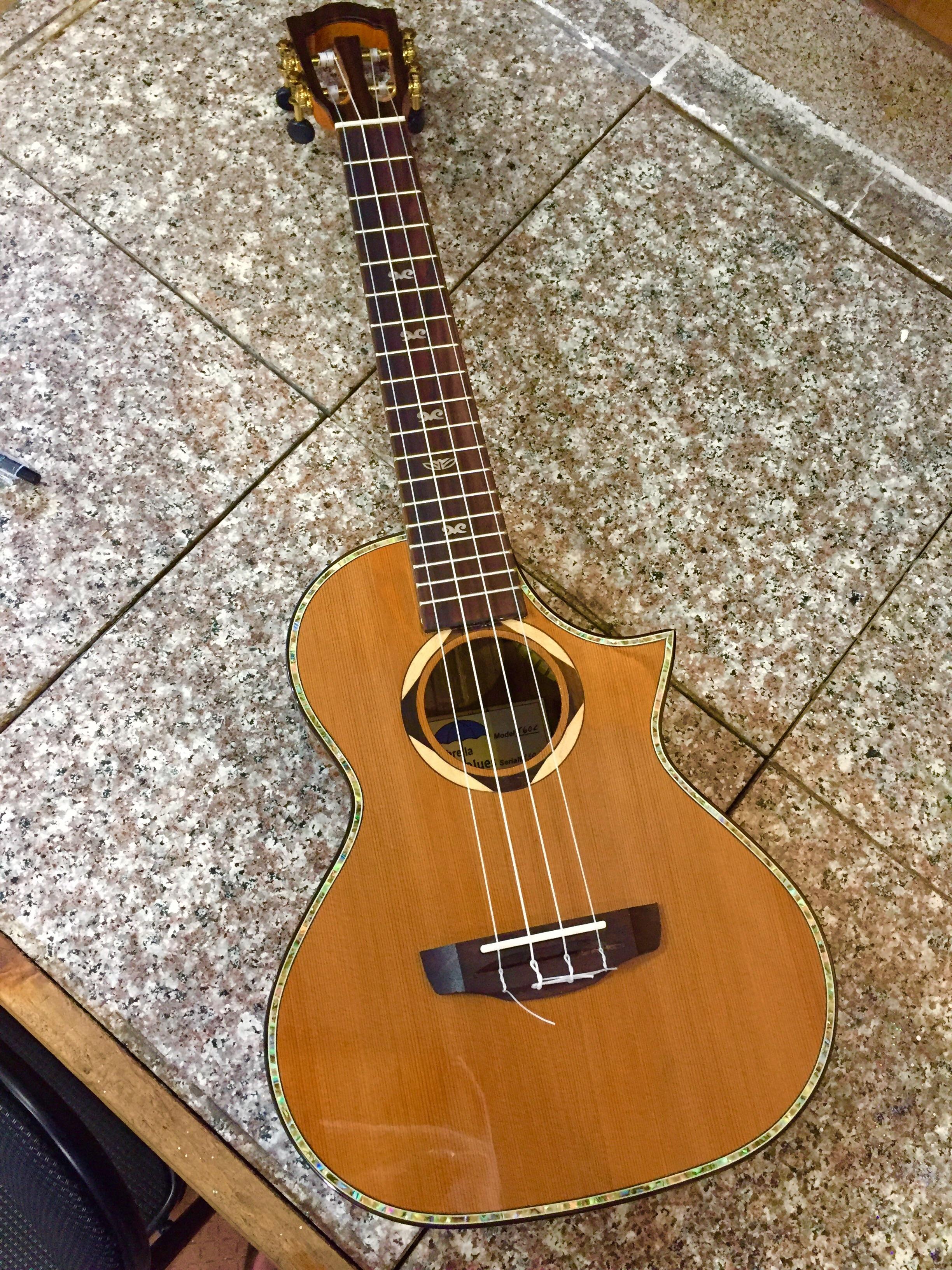 Just got this absolutely stunning Tenor Ukulele yesterday. The cedar