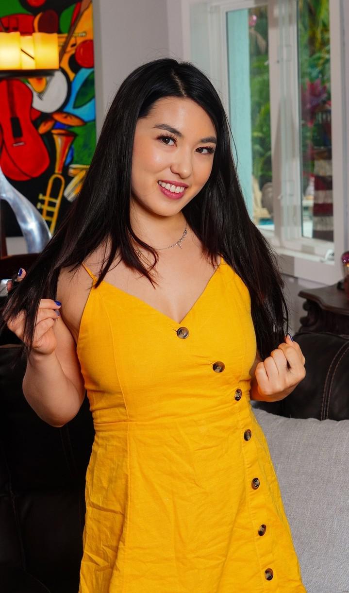 Mina Moon : ClassyPornstars